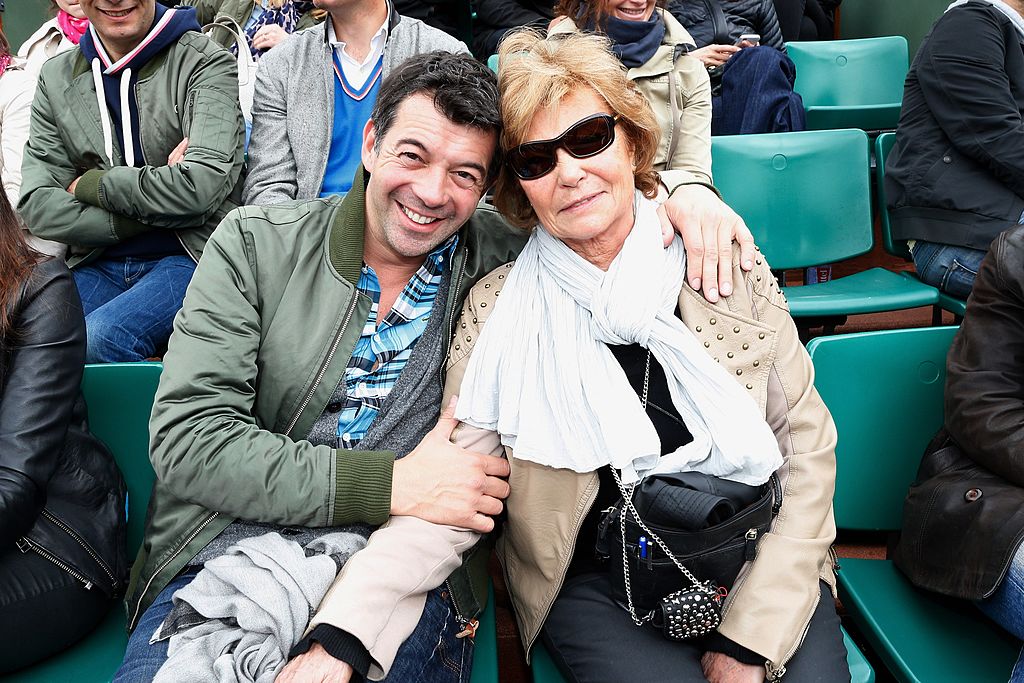 Stéphane Plaza et sa mère Christiane assistent à Roland Garros Tennis French Open 2013 - Jour 1 le 26 mai 2013 à Paris, France. | Photo : Getty Images