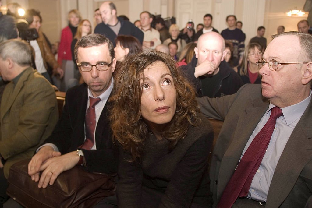 Kristina Rady, épouse du chanteur français Bertrand Cantat (au centre), attend l'audience qui débutera le 16 mars 2004 à Vilnius. Cantat devait être jugé dans la capitale lituanienne, accusé du meurtre de sa petite amie, Marie Trintignant, une star de cinéma | Source : Getty Images.