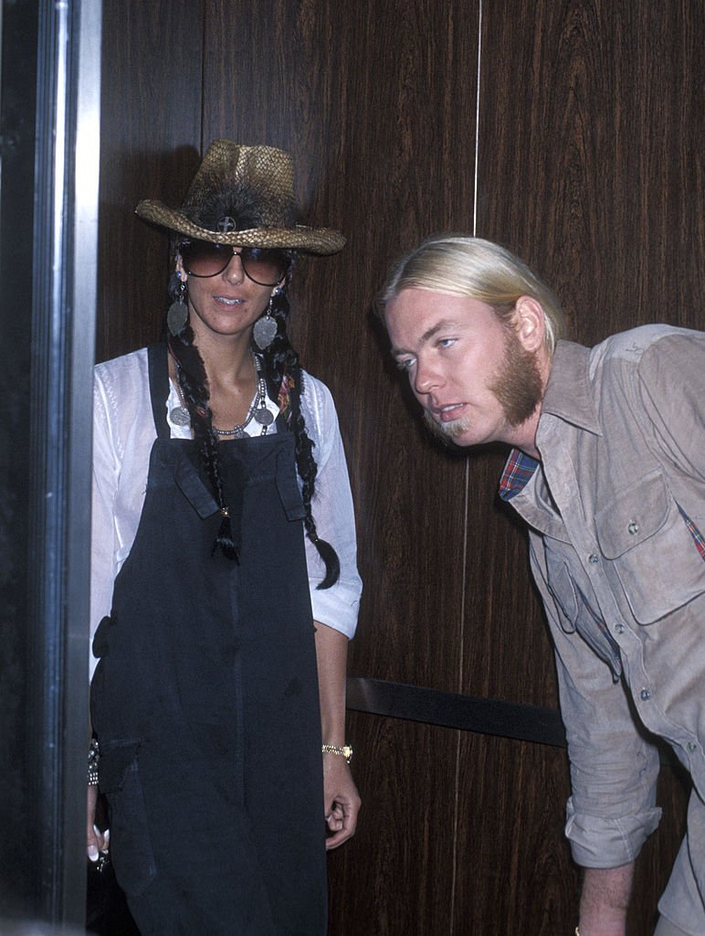Cher et Gregg Allman le 5 novembre 1977, alors qu'ils arrivent à l'aéroport JFK de New York | Photo : Getty Images