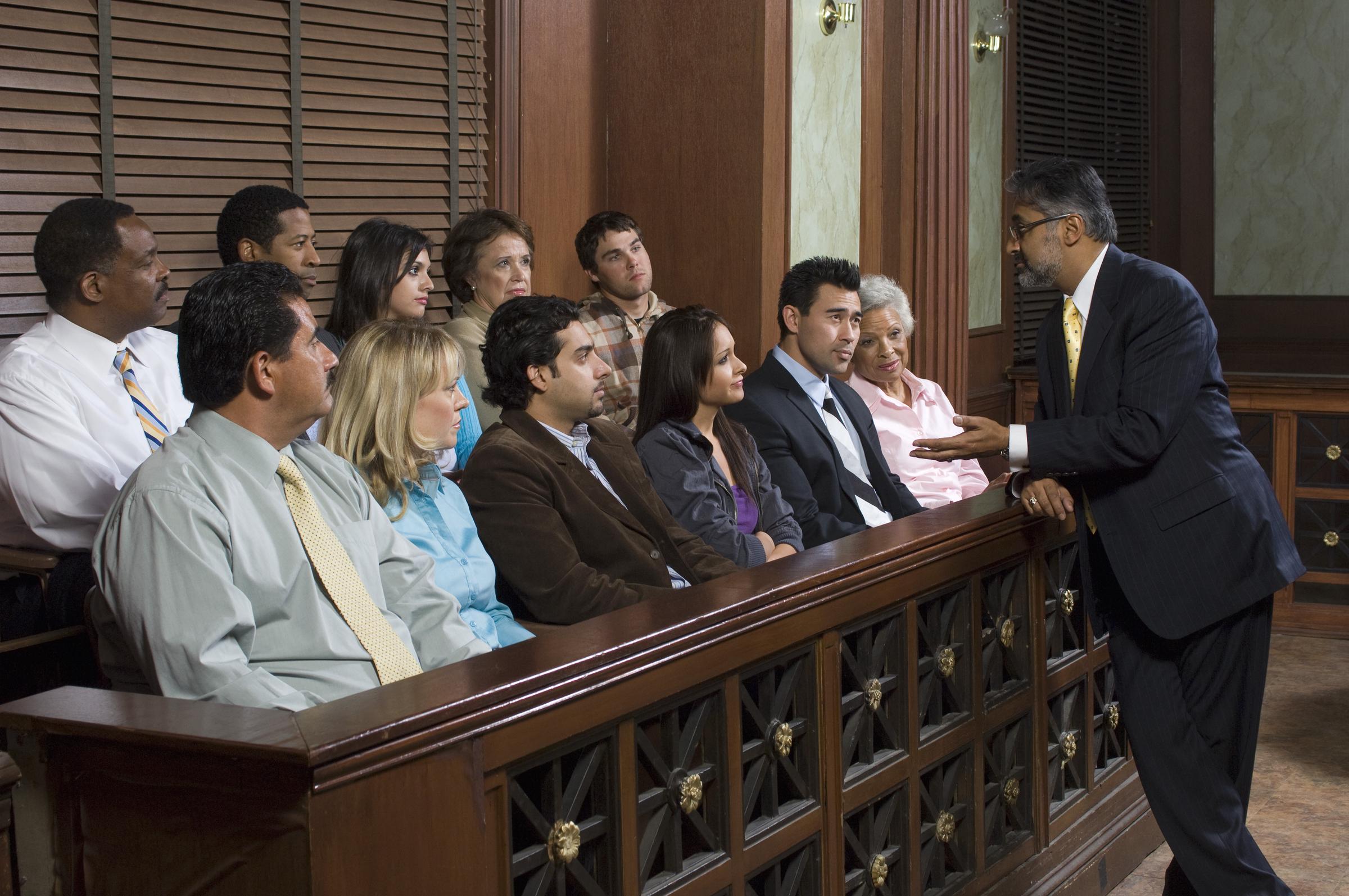 Avocat s'adressant au jury I Photo d'illustration I Source : Getty Images