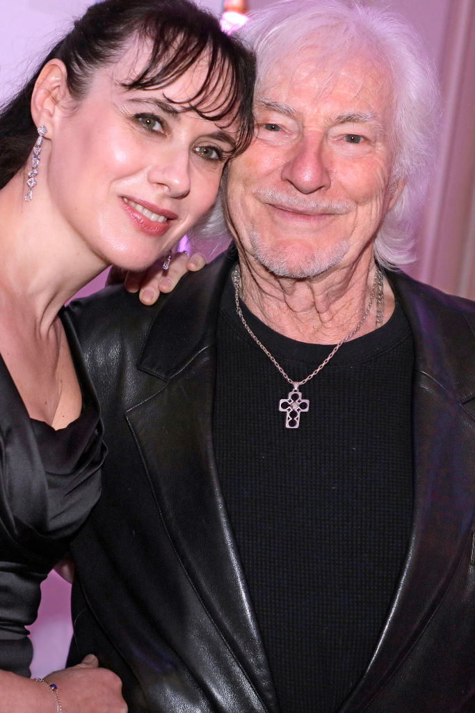 Le chanteur Hugues Aufray et son épouse Murielle posent lors d'une séance photo à Paris, le 18/03/2024. | Source : Getty Images