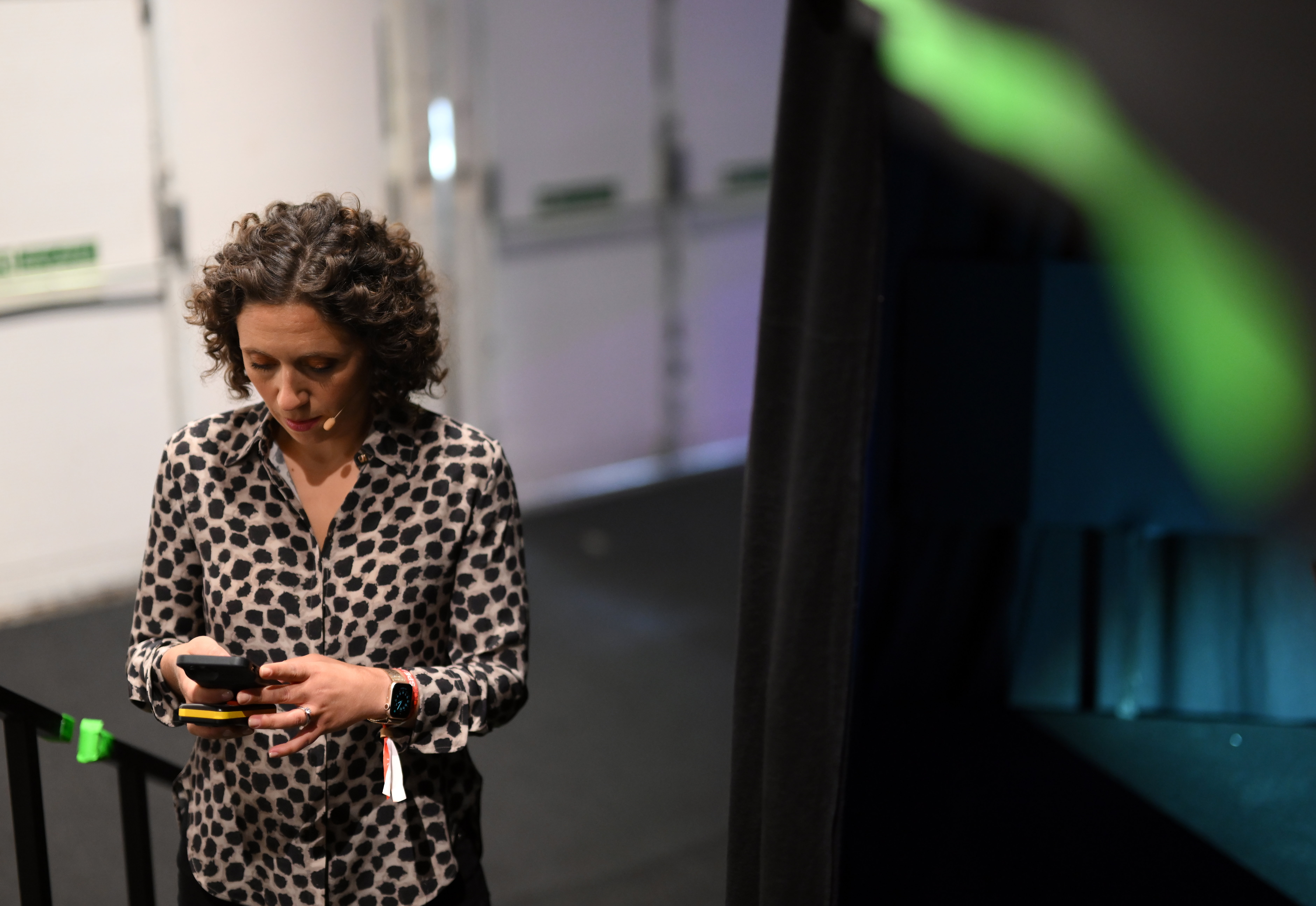 Julie Pace sur son téléphone pendant le sommet. | Source : Getty Images