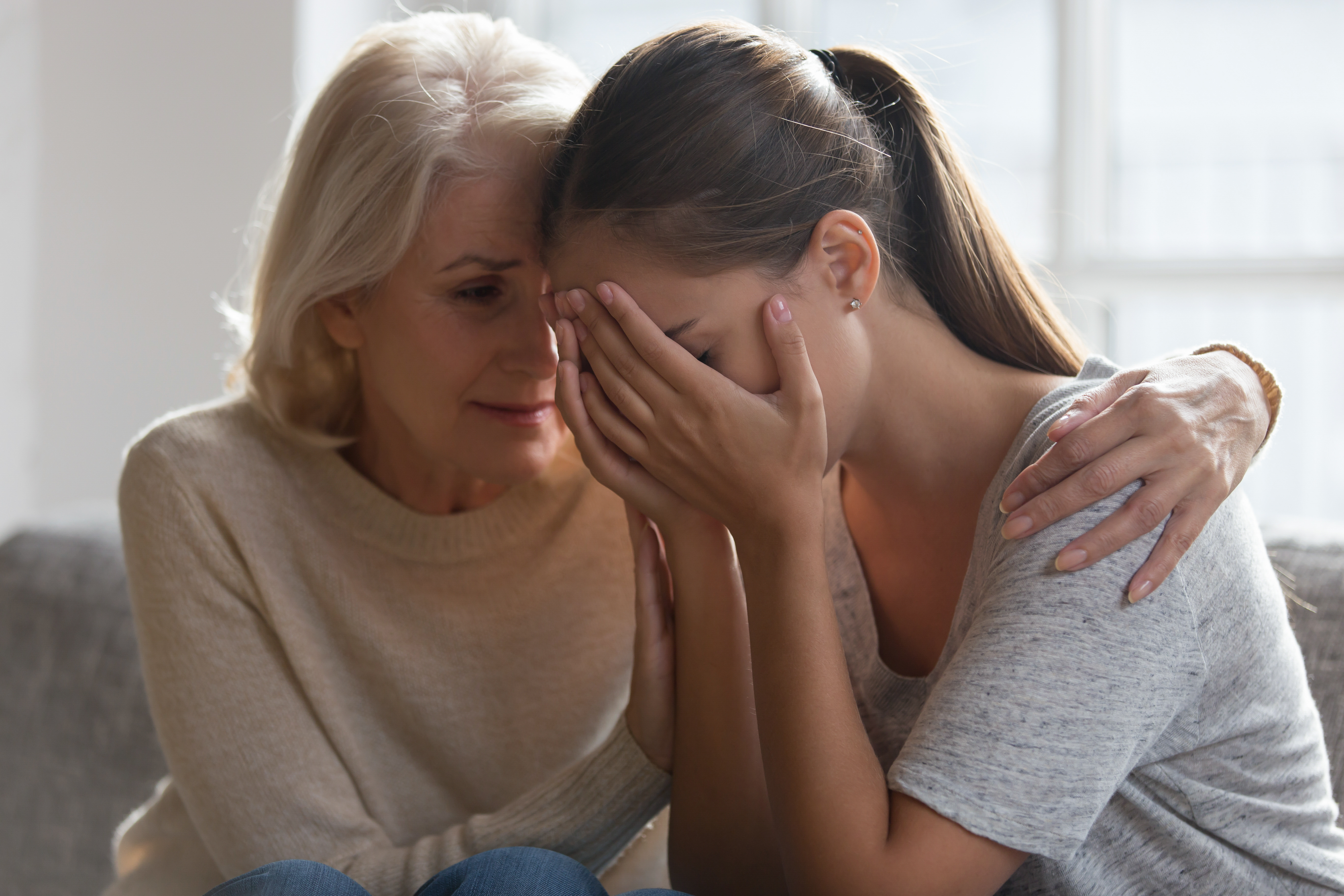 Une mère inquiète réconforte sa fille | Source : Shutterstock