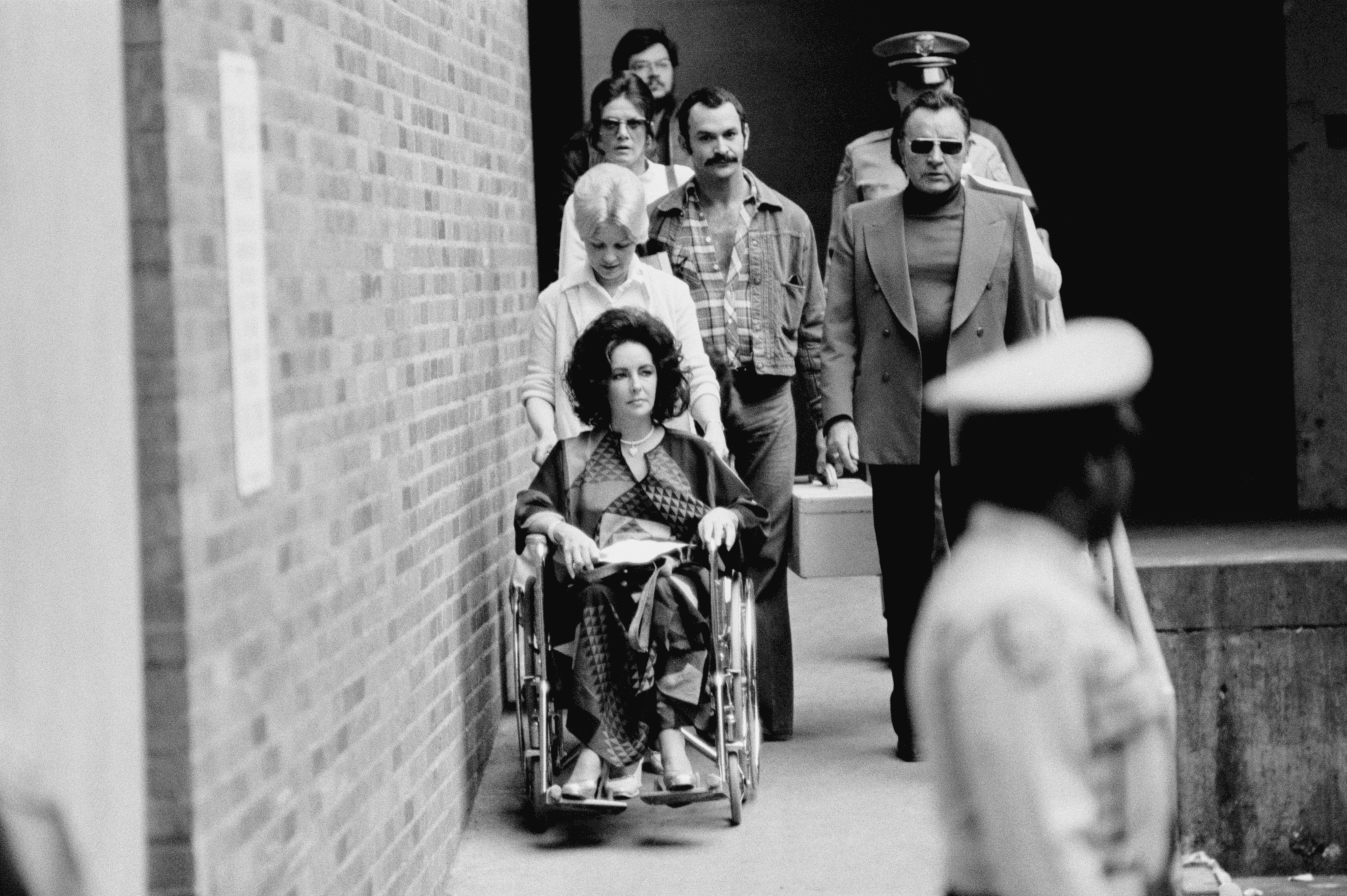 Elizabeth Taylor et Richard Burton quittent l'hôpital le 1er décembre 1973 à Los Angeles | Source : Getty Images