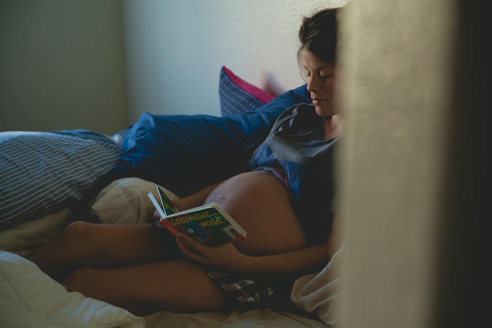 Femme enceinte au lit | Source : Pexels