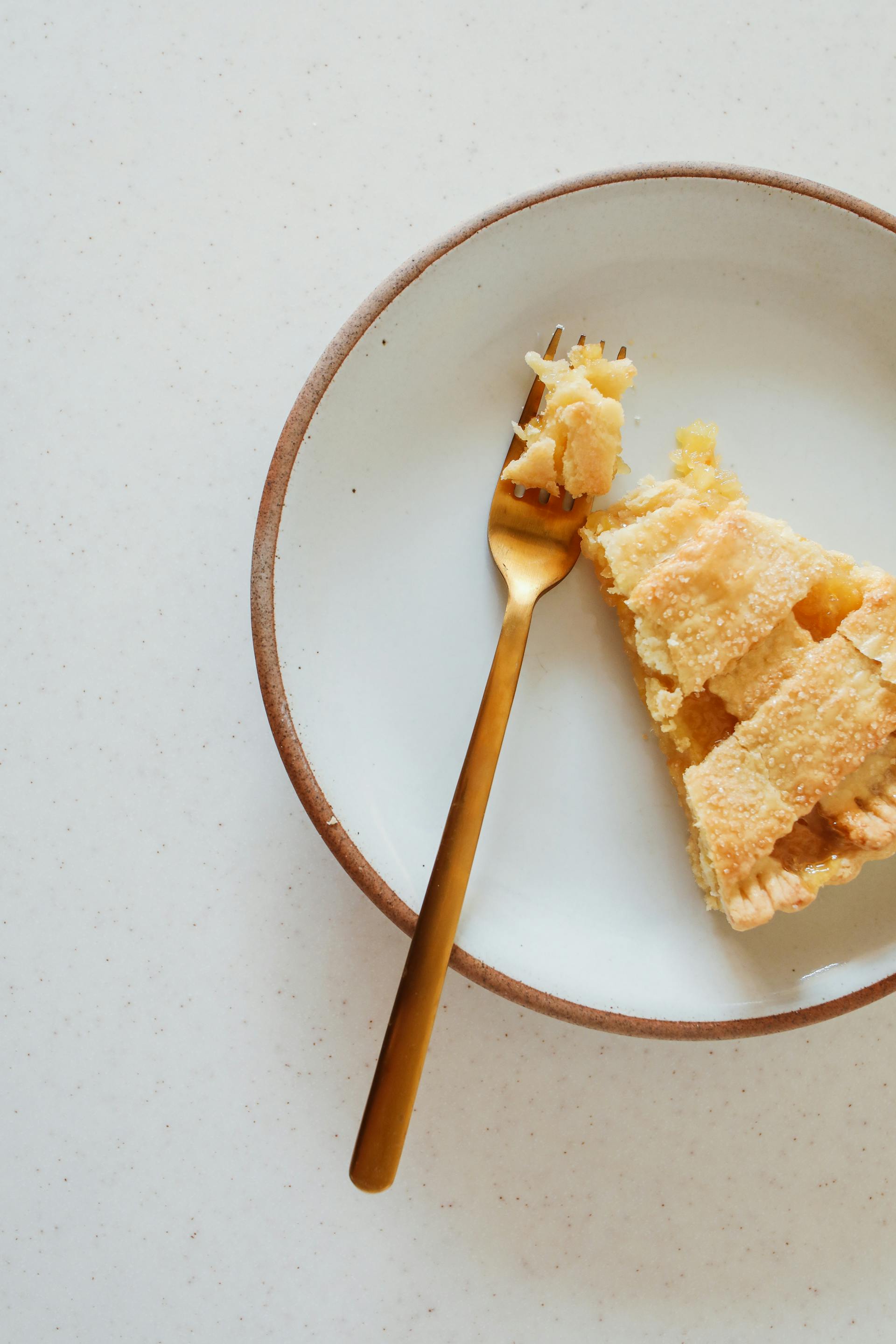 Une part de tarte aux pommes partiellement mangée | Source : Pexels