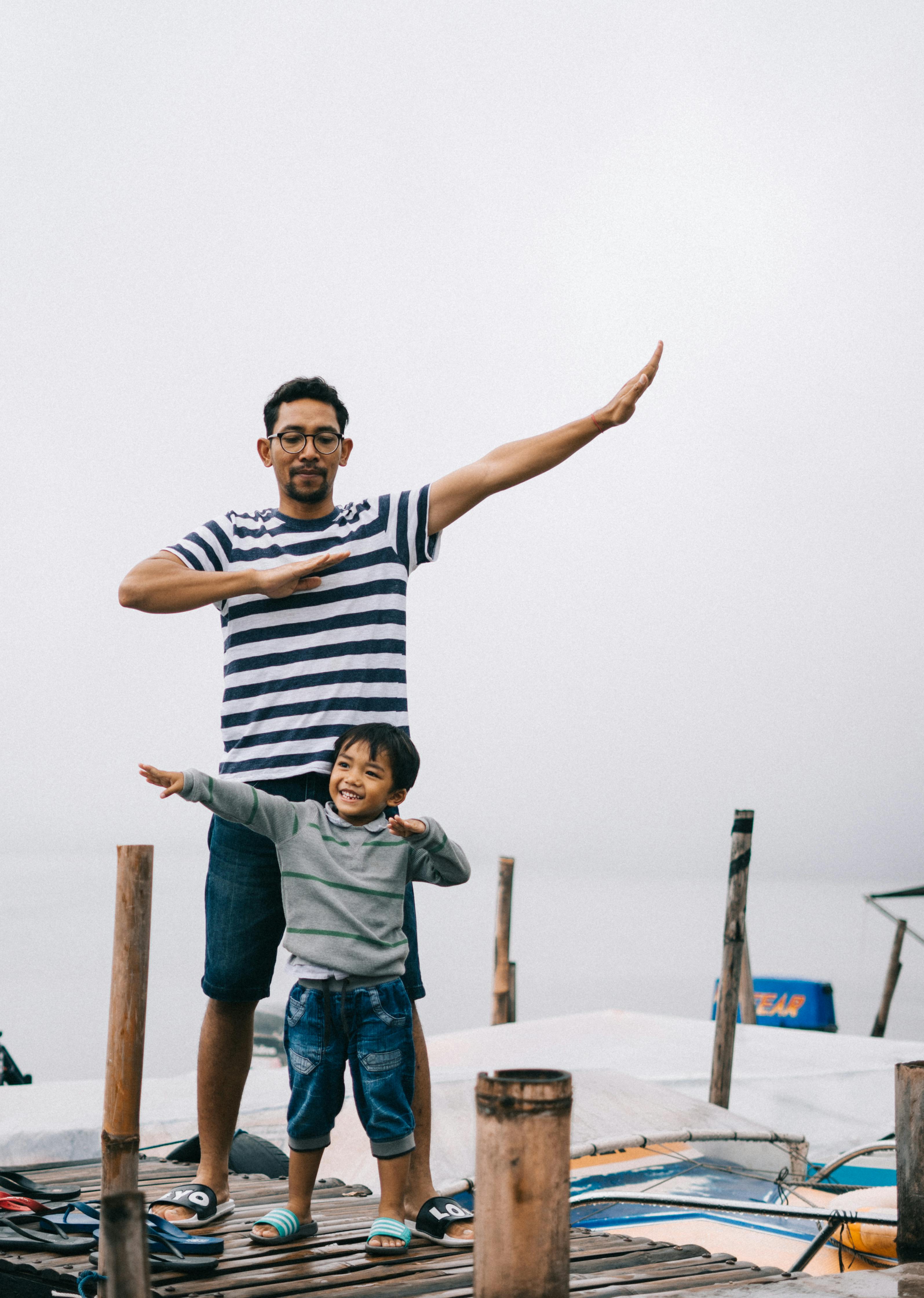 Un homme avec son fils | Source : Pexels