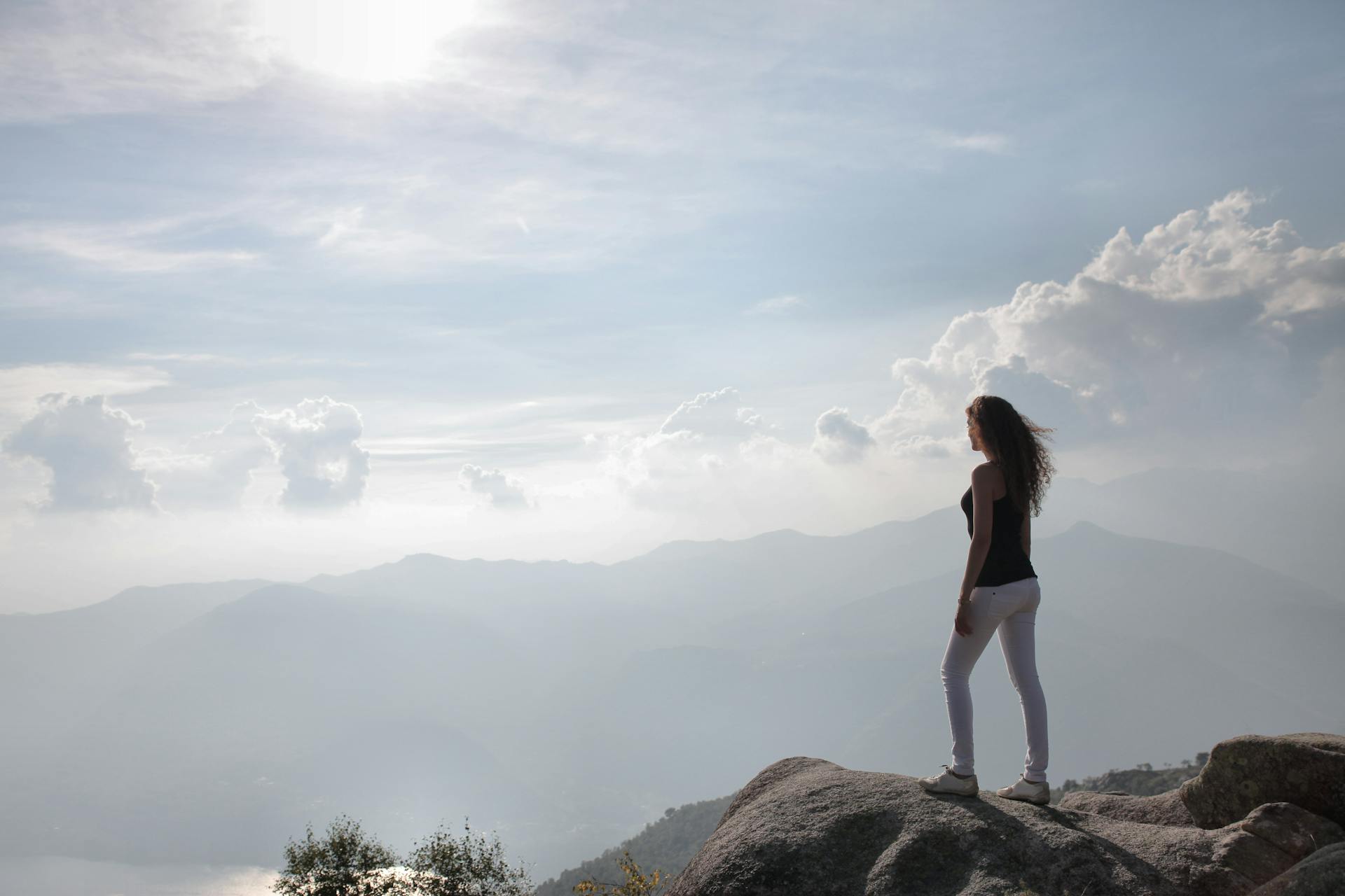 Une femme debout sur un rocher | Source : Pexels