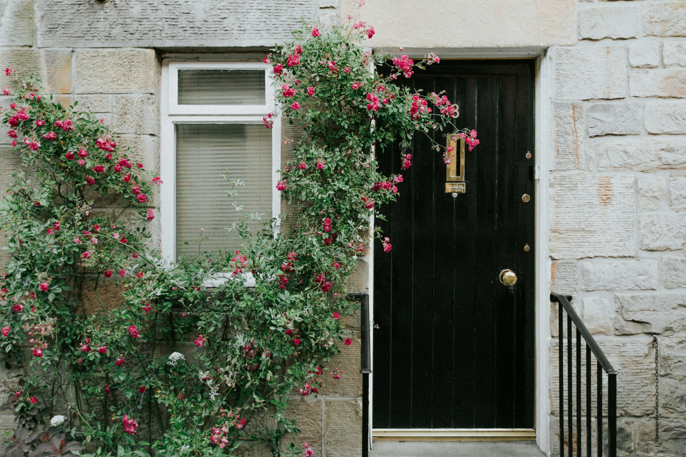 Vue de la porte d'entrée d'une maison | Source : Unsplash