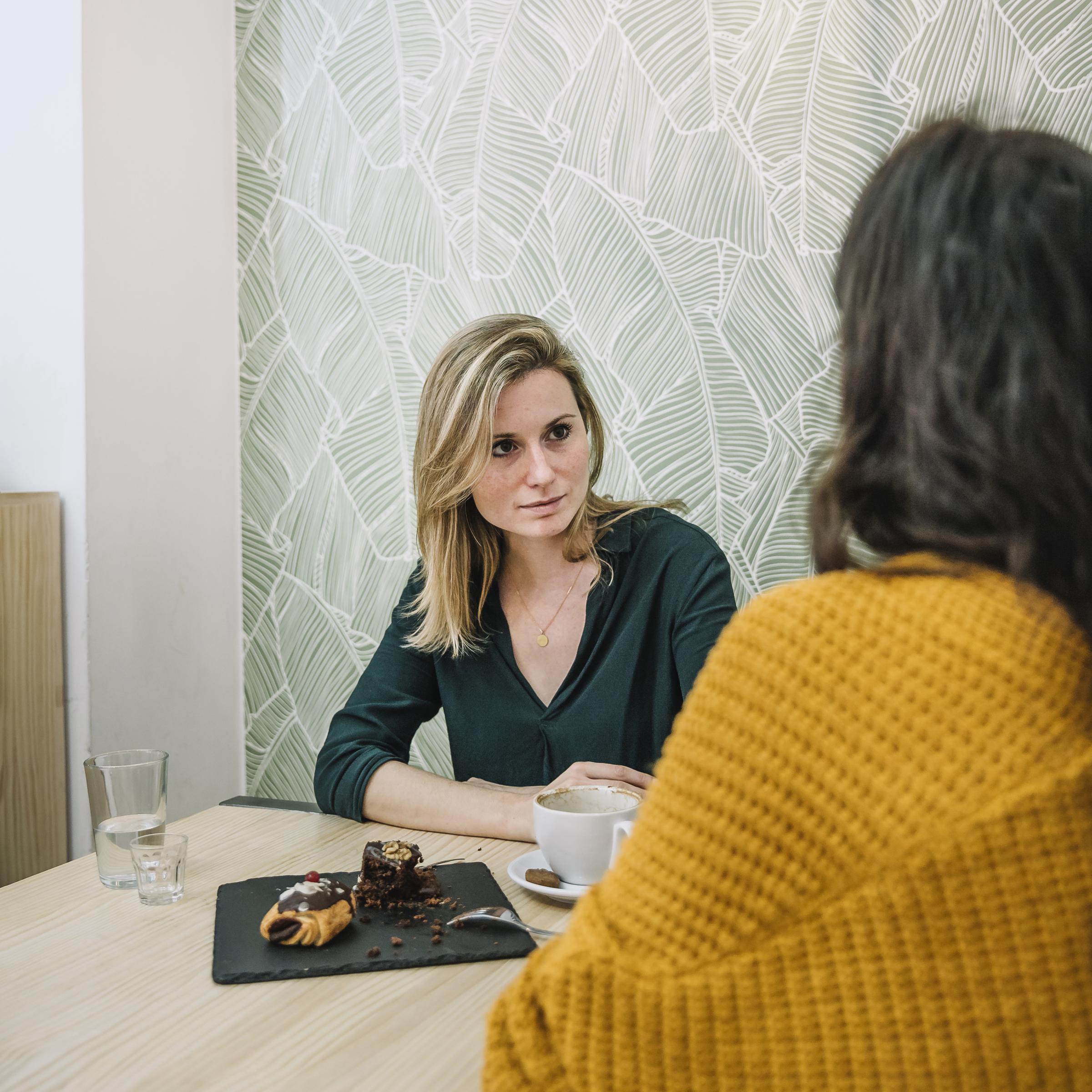 Une femme qui écoute une autre femme | Source : Freepik