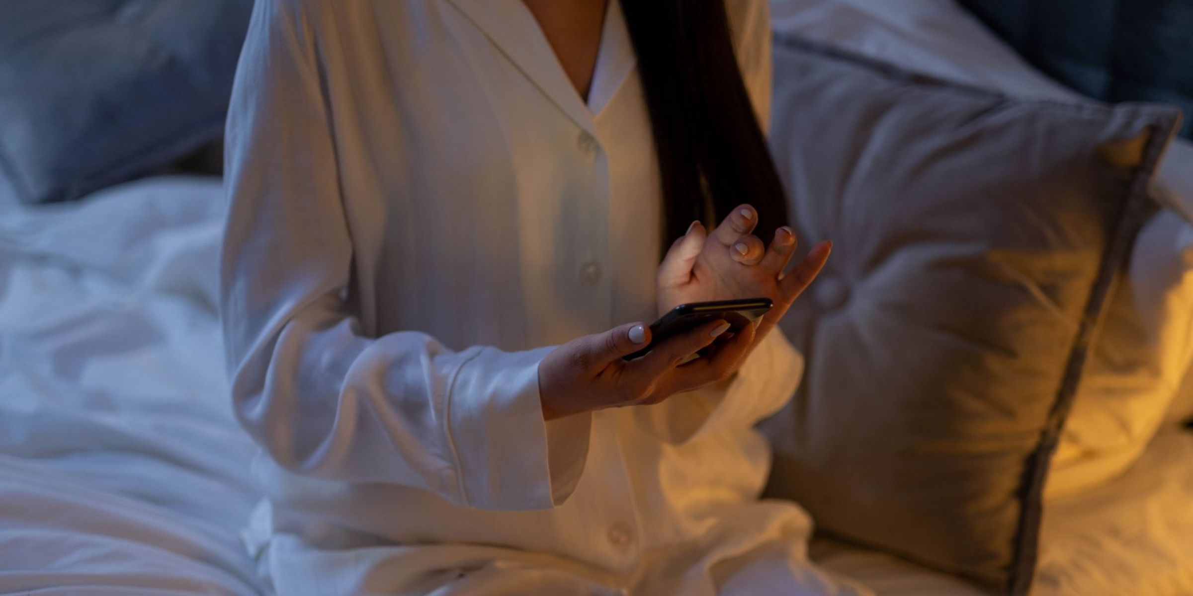 Une femme en pyjama blanc | Source : Pexels