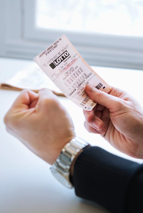 Homme avec un billet de loterie | Source : Getty Images