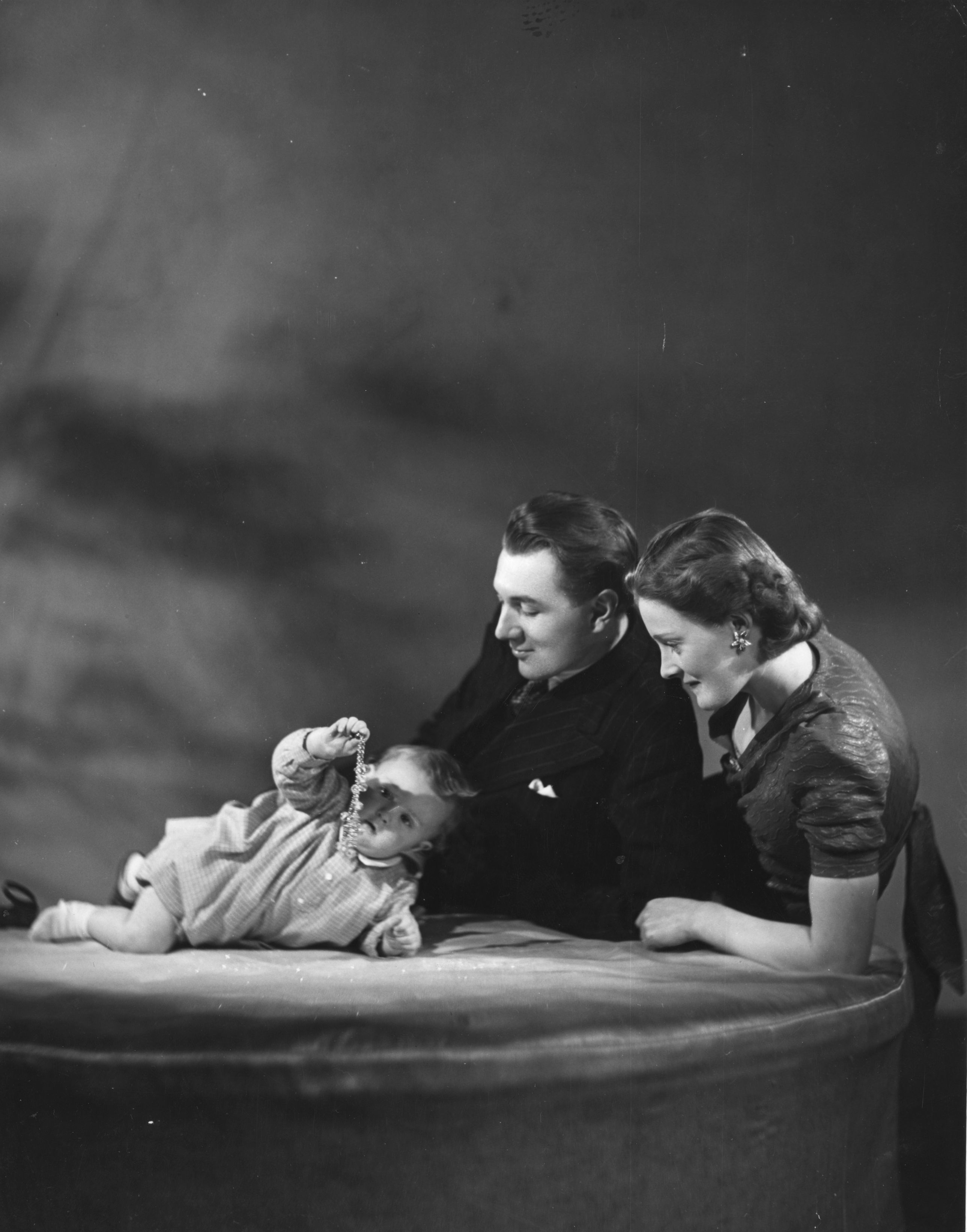 Michael Redgrave et Rachel Kempson avec leur petite fille, l'actrice en question, vers 1939 | Source : Getty Images