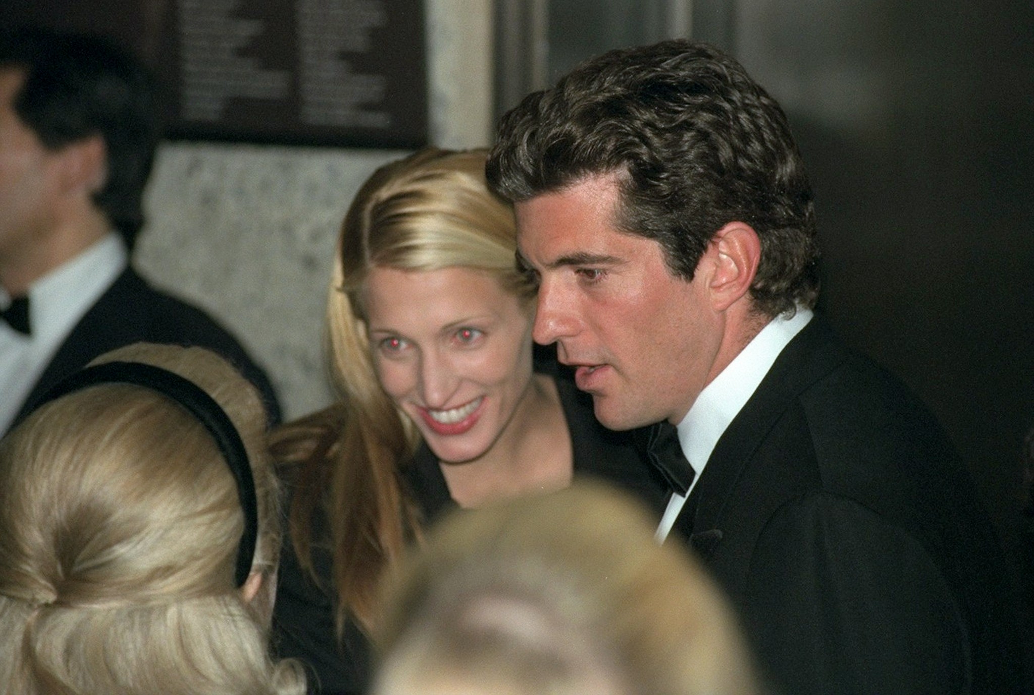 John F. Kennedy Jr. et Carolyn Bessette lors d'une réception au Whitney Museum en 1996. | Source : Getty Images
