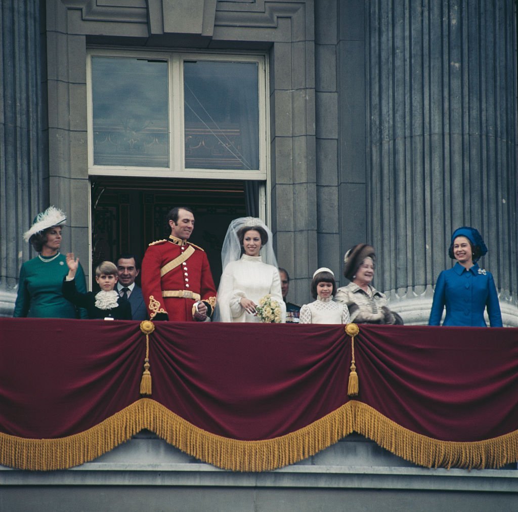 Anne, la princesse royale et Mark Phillips posent sur le balcon du palais de Buckingham à Londres, Royaume-Uni, après leur mariage, le 14 novembre 1973. |  Source: Getty Images.