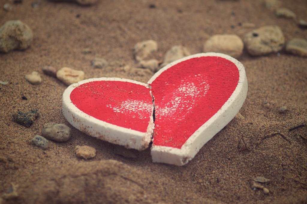 Coeur brisé sur le sable. | Photo : Flickr