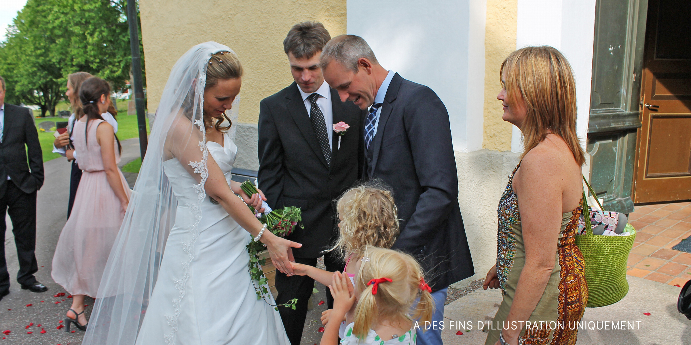Une mariée heureuse avec ses demoiselles d'honneur le jour de son mariage. | Source : Flickr/sebilden (CC BY 2.0)