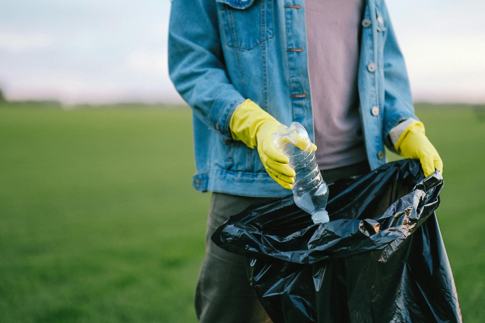 Une personne qui ramasse les ordures | Source : Pexels