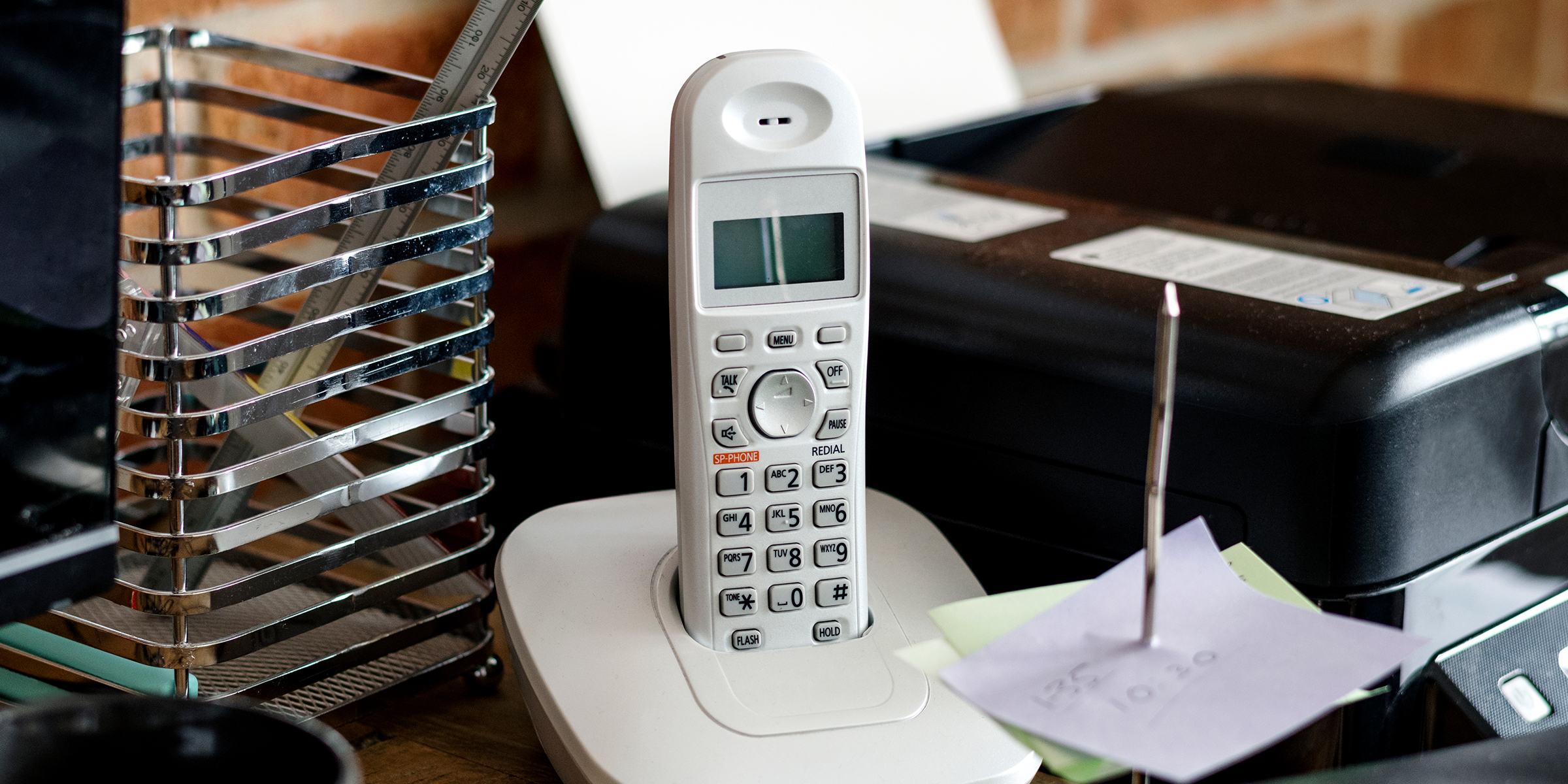 Gros plan sur un téléphone fixe | Source : Shutterstock