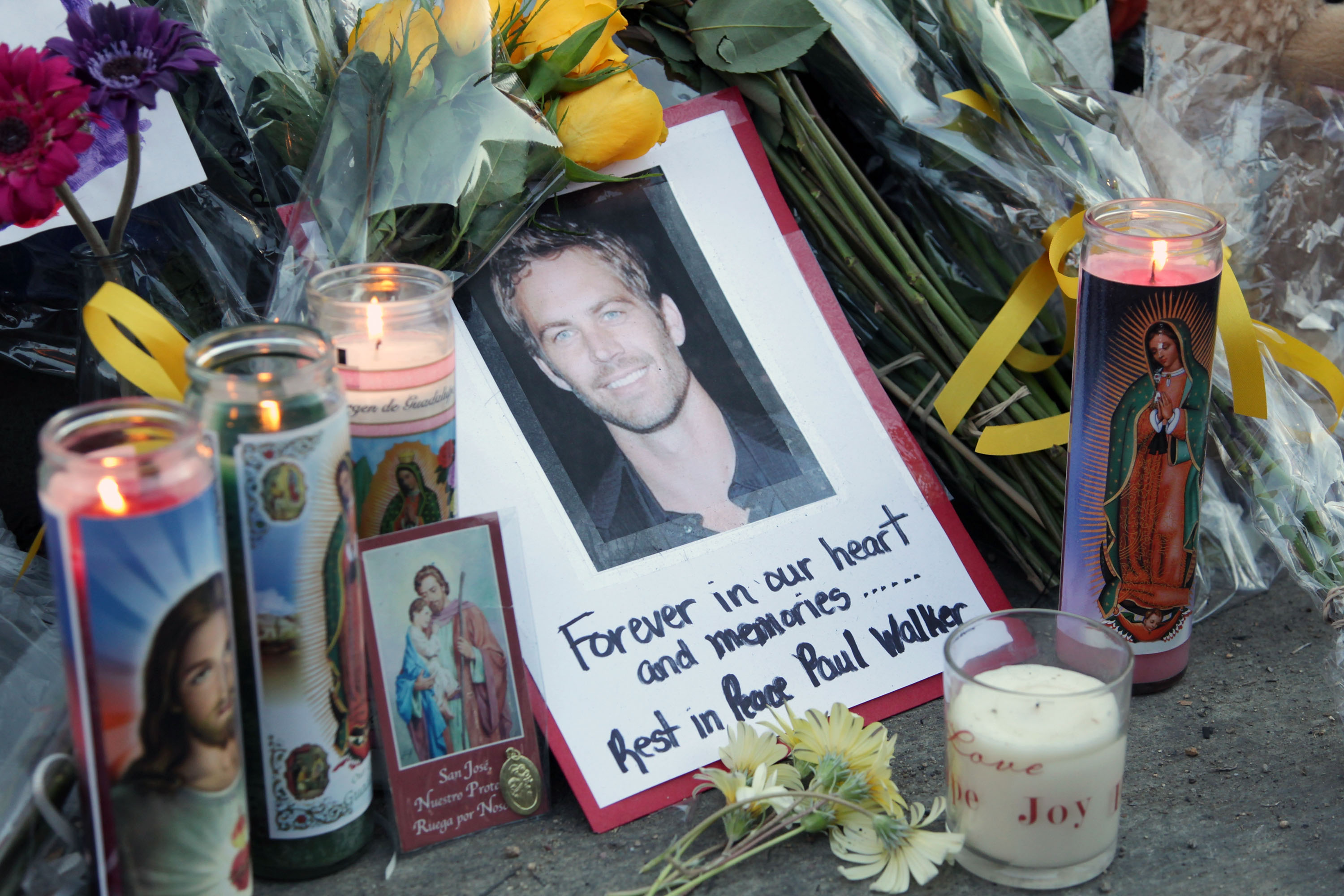 Une vue générale du site commémoratif de Paul Walker, le 1er décembre 2013, à Valencia, en Californie. | Source : Getty Images