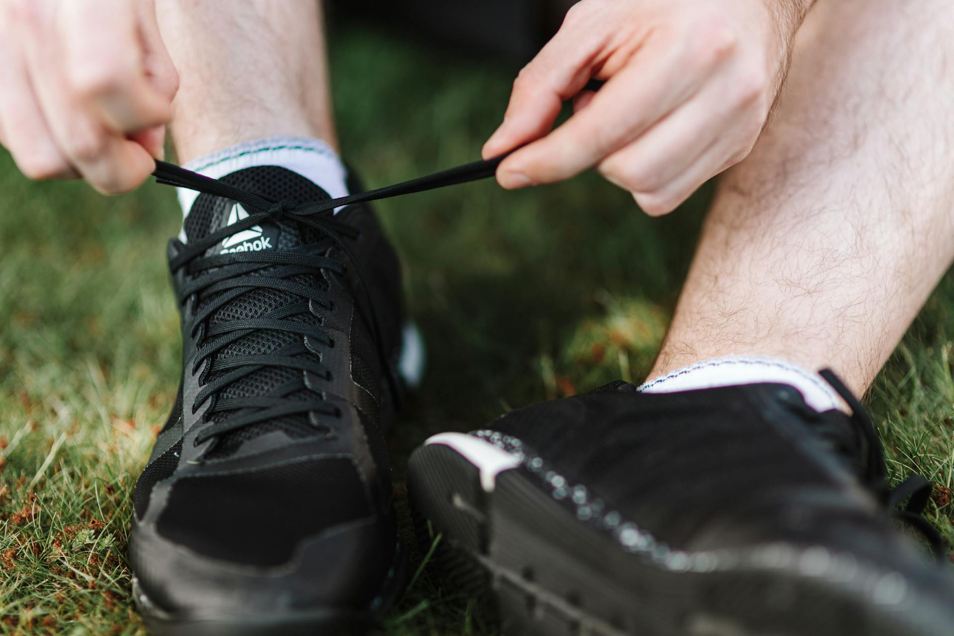 Un homme qui fait son lacet | Source : Pexels