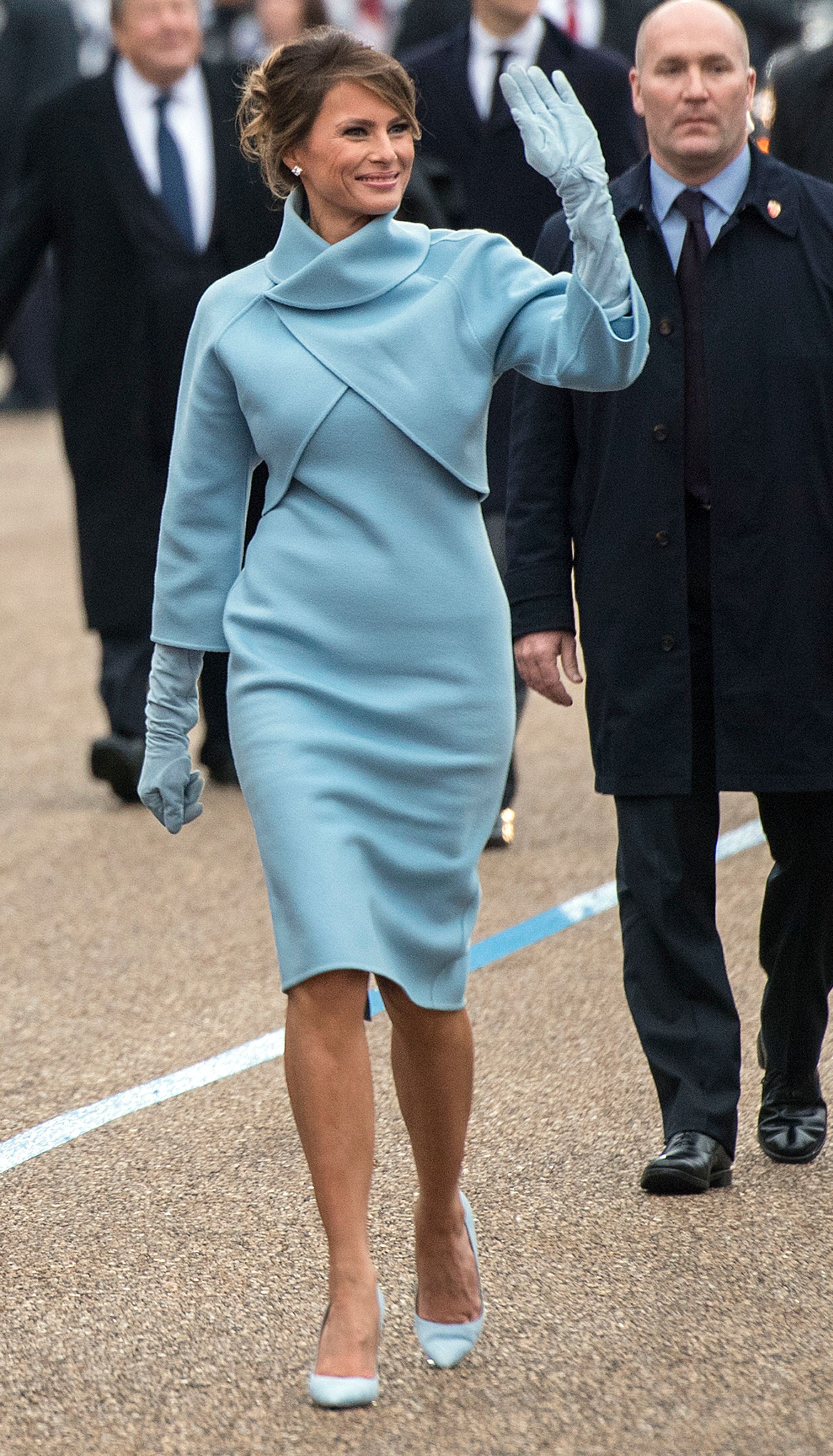 Melania Trump salue ses partisans lors du défilé inaugural. | Source : Getty Images