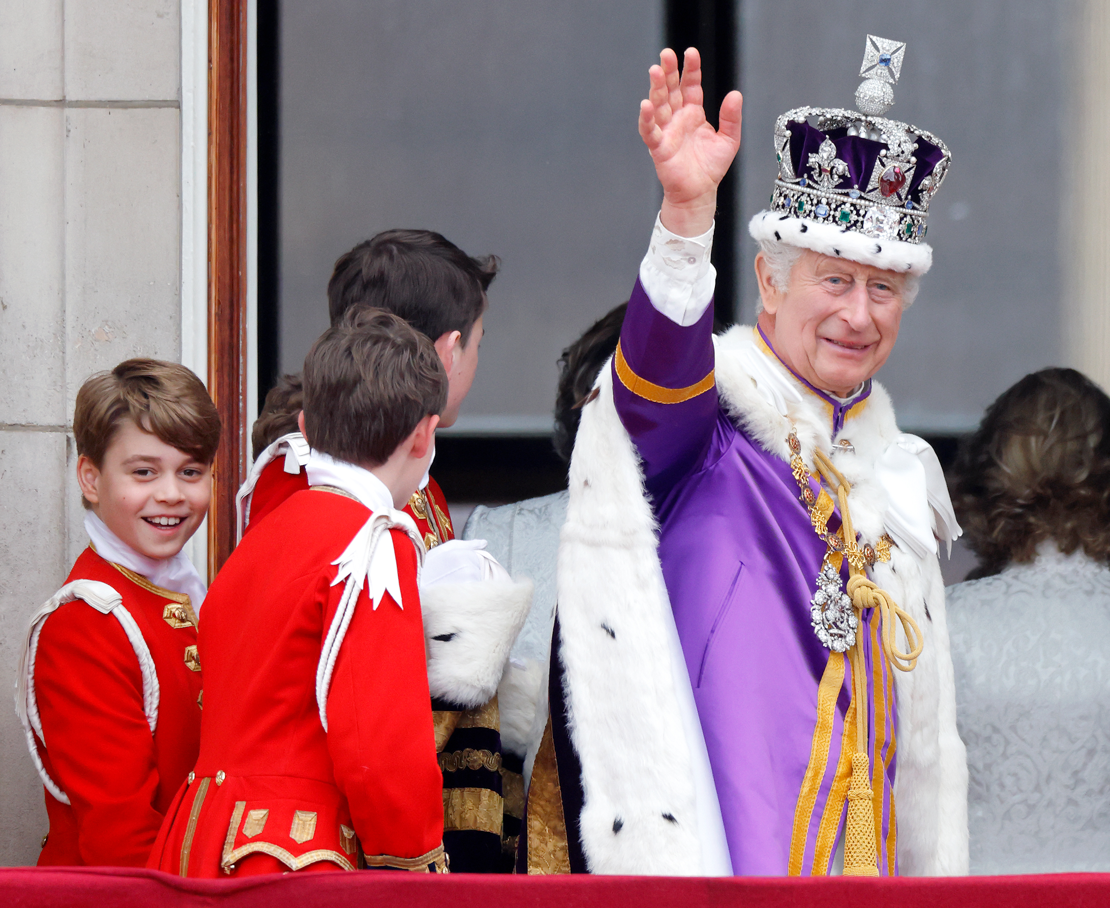 Le prince George et le roi Charles III sur le balcon du palais de Buckingham après le couronnement du roi Charles III et de la reine Camilla à l'abbaye de Westminster, le 6 mai 2023, à Londres, en Angleterre. | Source : Getty Images