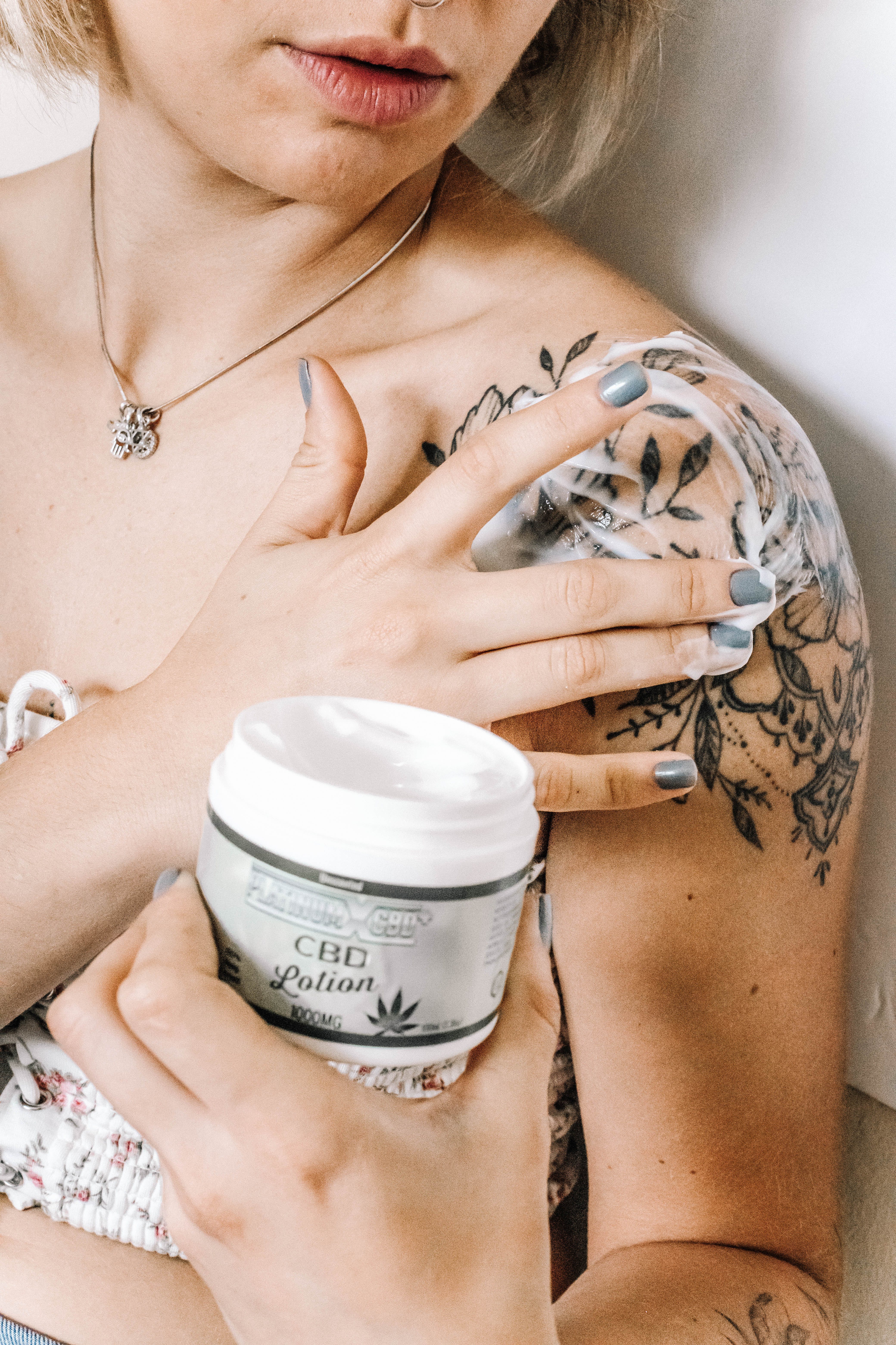 Une femme prenant soin d'un nouveau tatouage | Source : Pexels