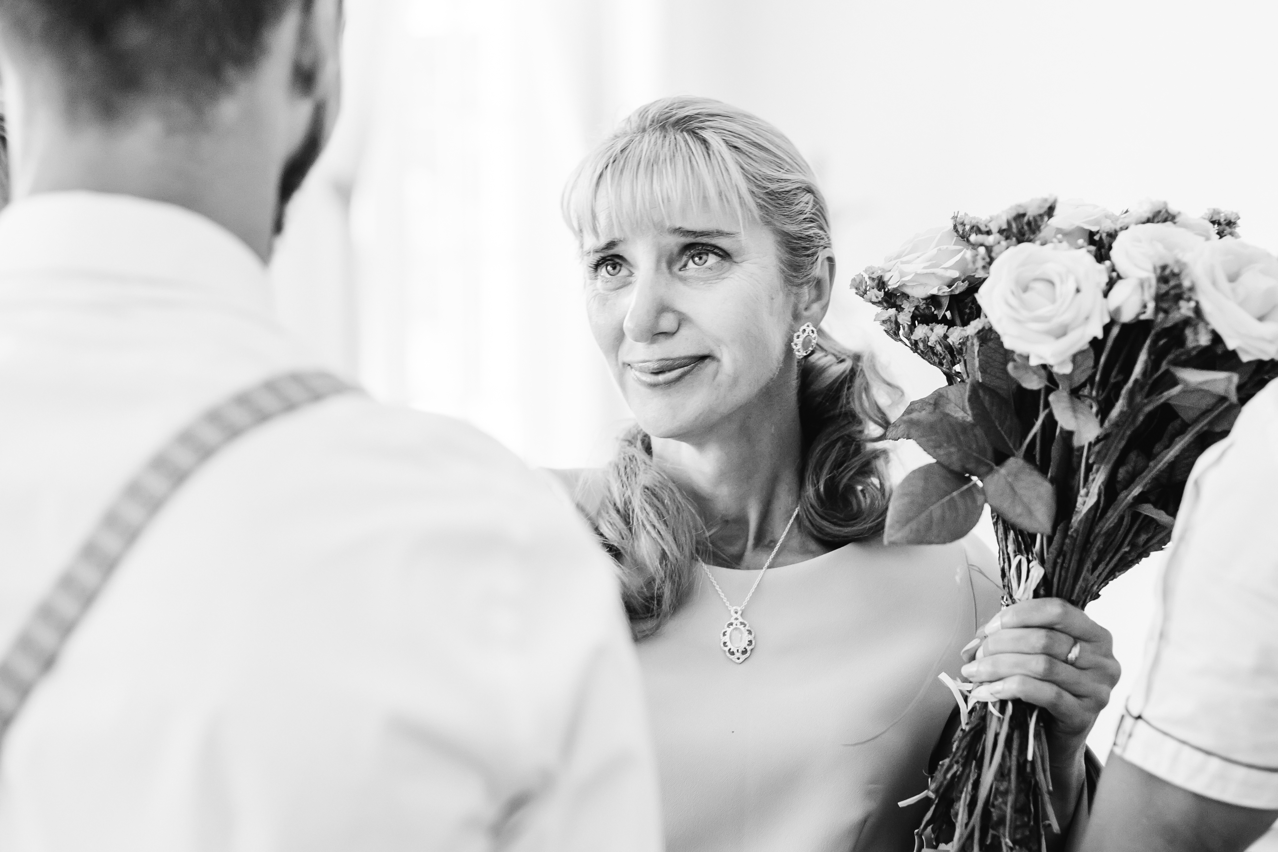 Une femme plus âgée qui parle à un jeune homme lors d'un mariage | Source : Shutterstock