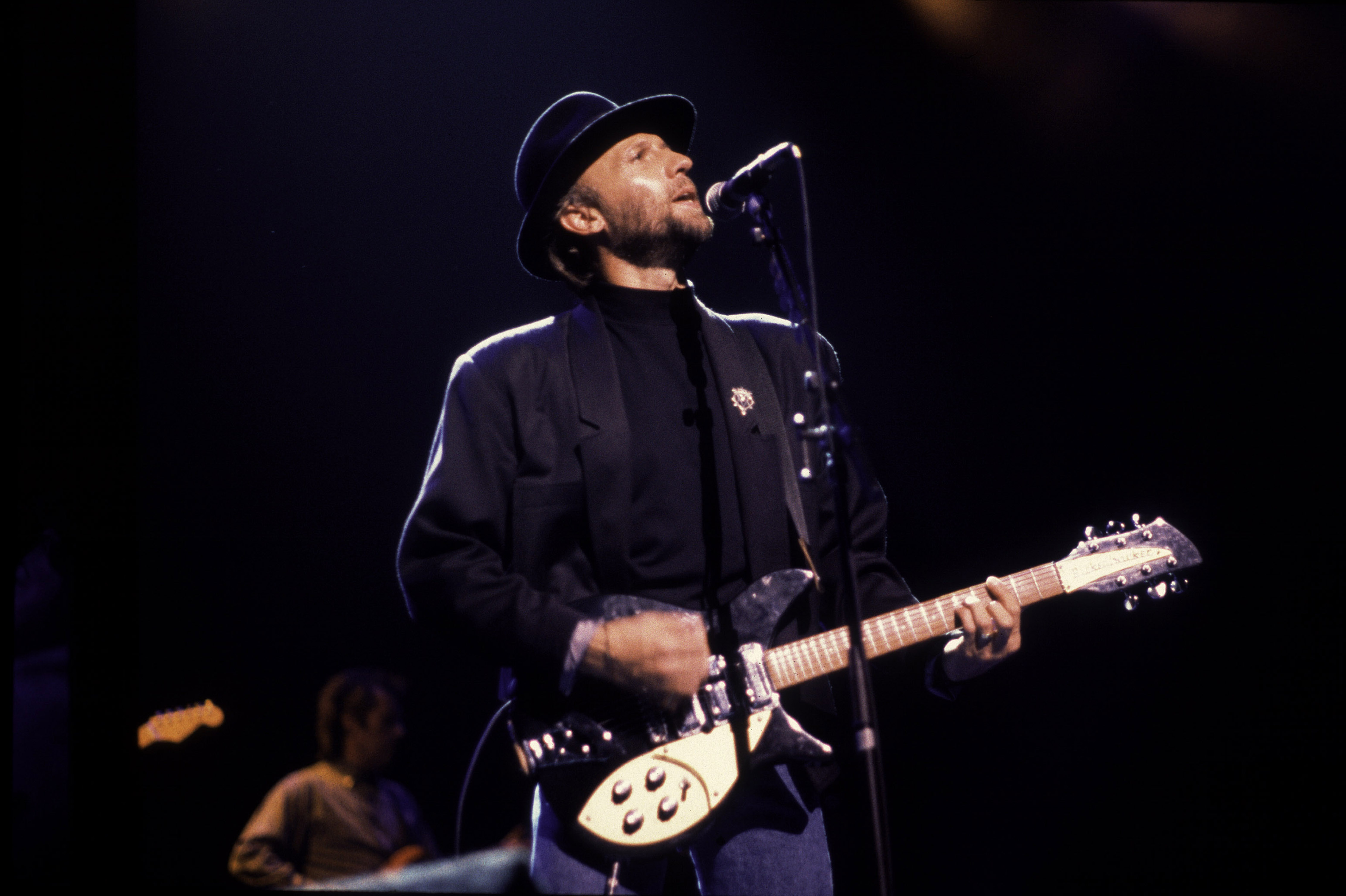 Le musicien pop britannique Maurice Gibb se produit sur scène à Hoffman Estates, Illinois, le 31 juillet 1989 | Source : Getty Images