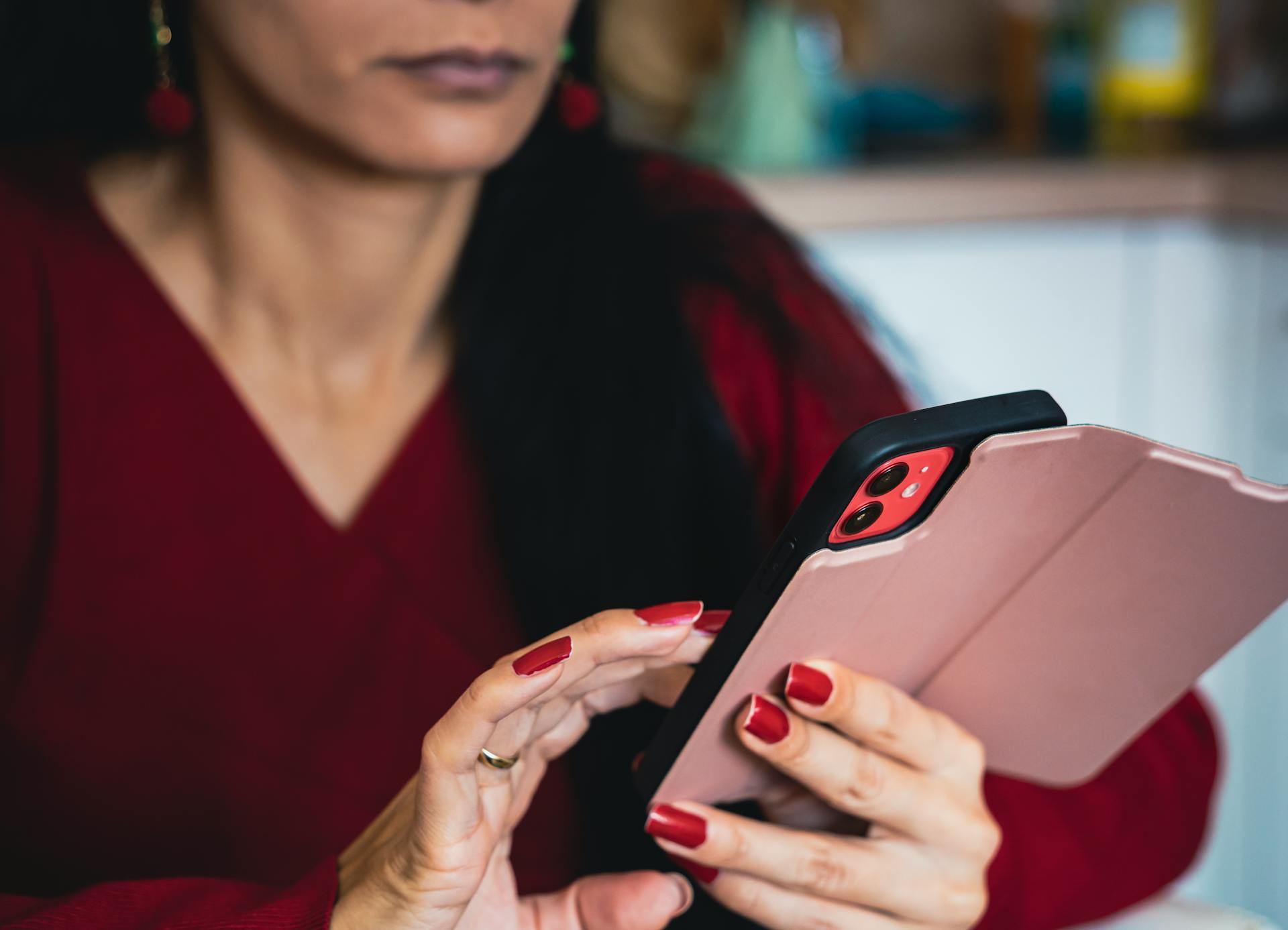 Une femme déterminée qui utilise son téléphone | Source : Pexels