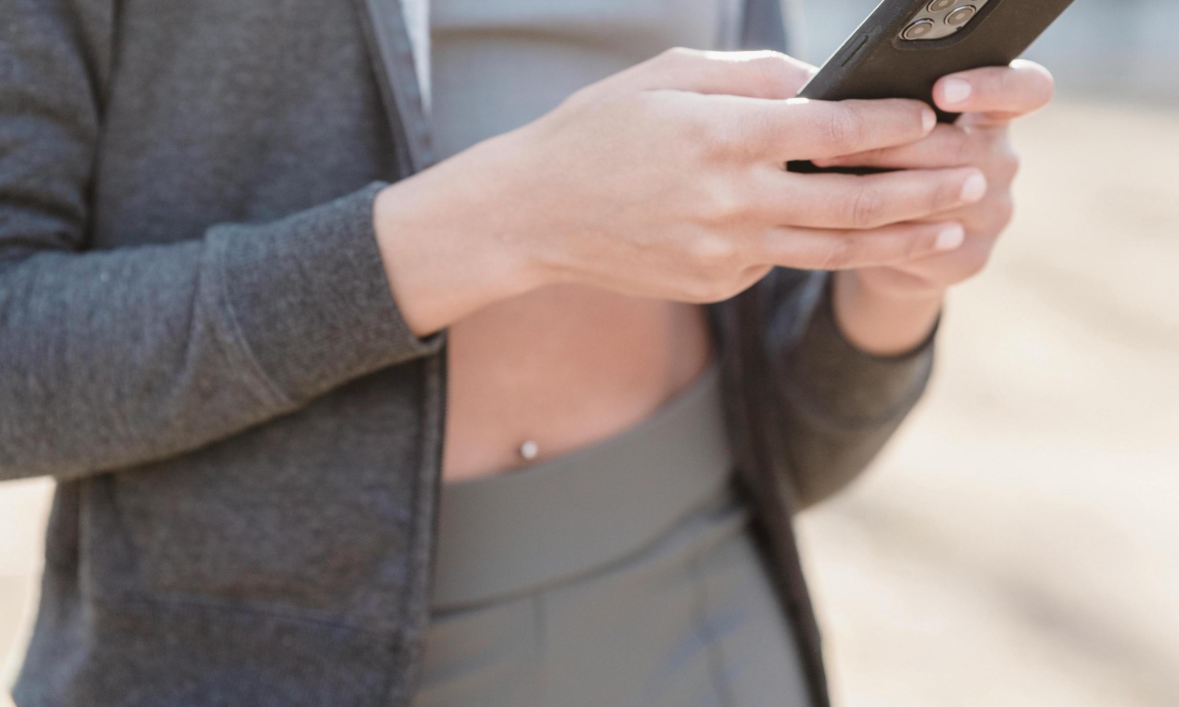 Julia prend une bouffée d'air à l'extérieur et réfléchit à qui appeler | Source : Pexels