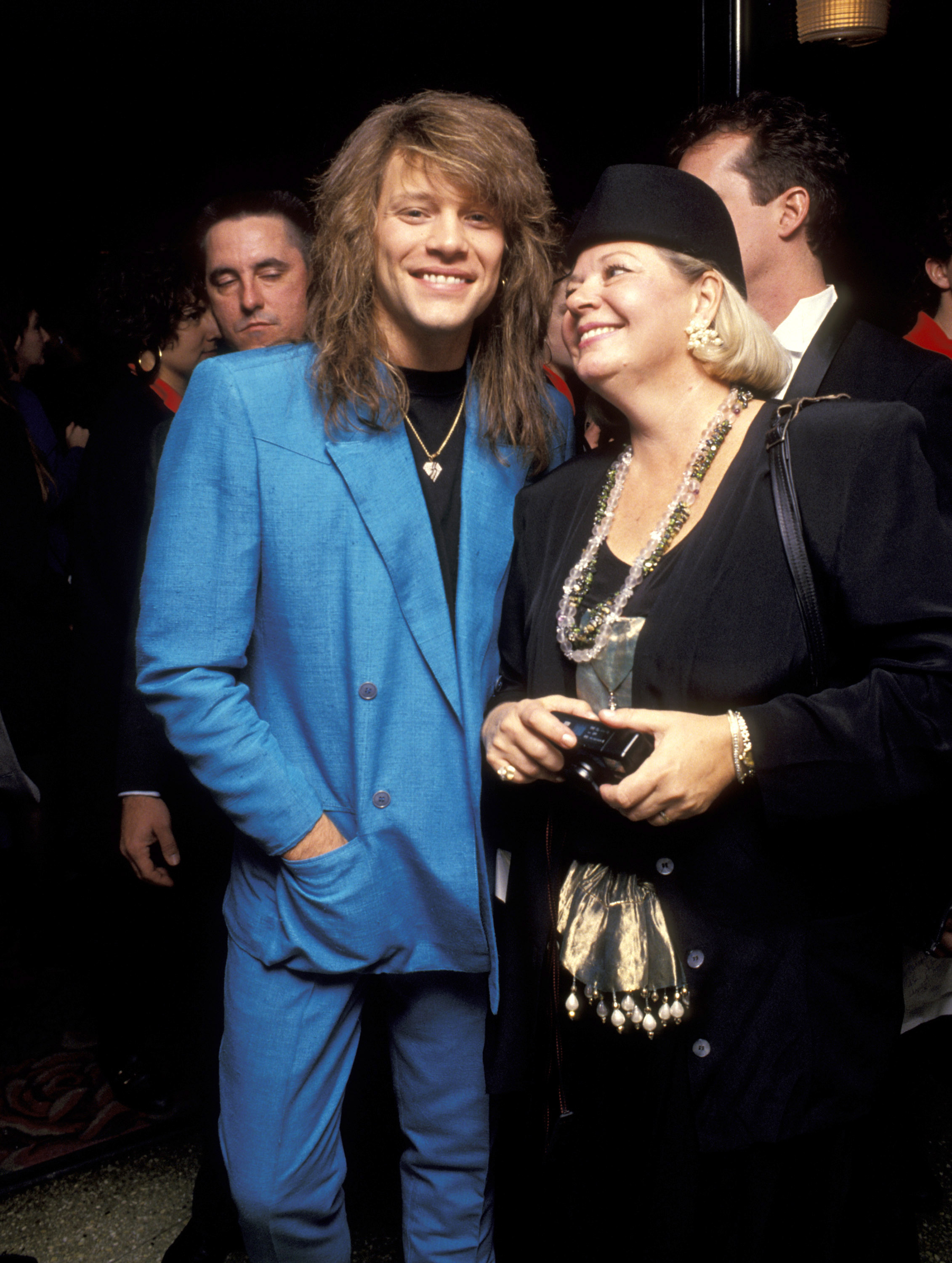 Le chanteur et sa mère Carol Bongiovi lors de la 3e édition du Silver Clef Award Honors Bon Jovi en novembre 1990 | Source : Getty Images