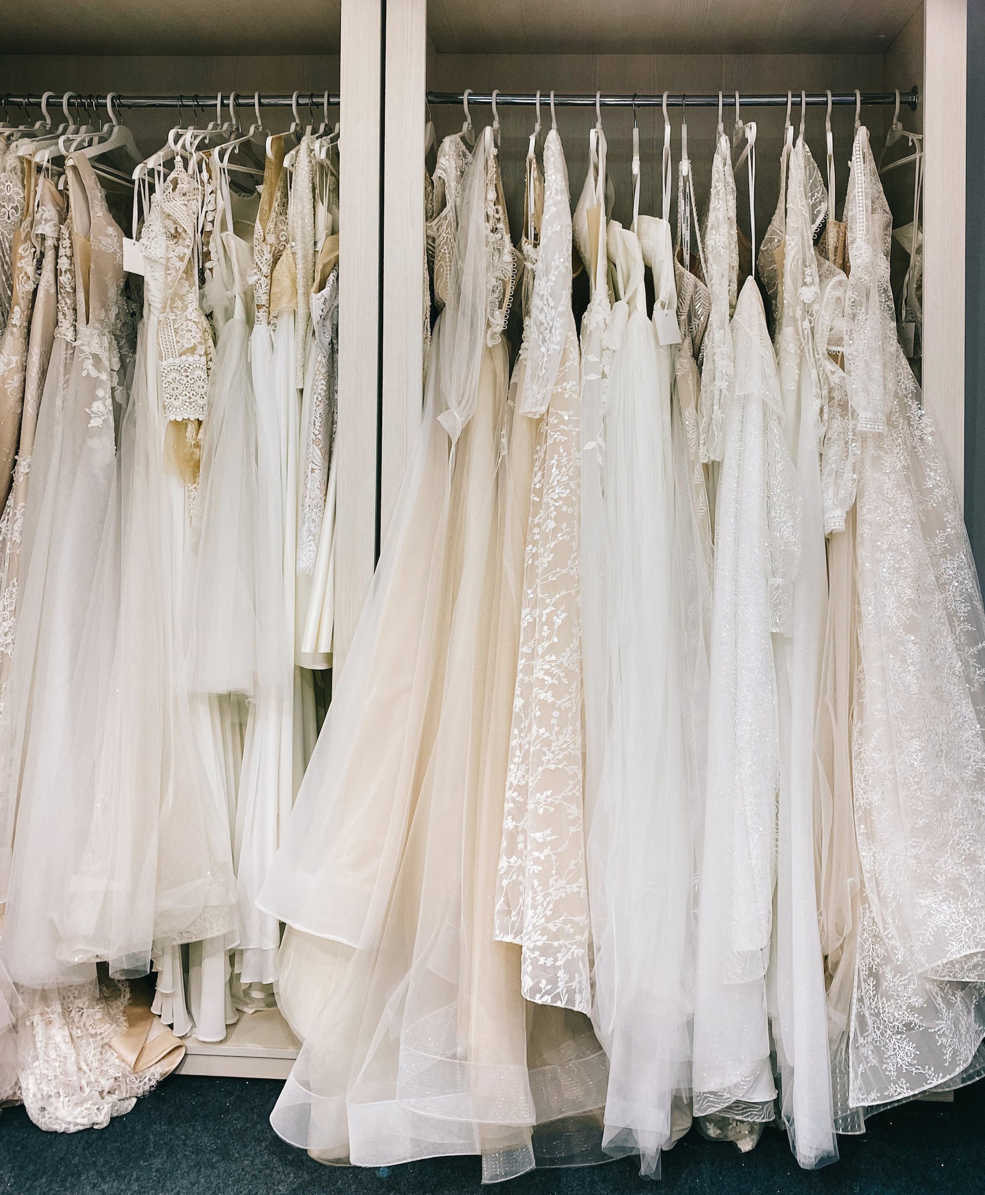 Vestidos de novia colgados en una tienda | Fuente: Pexels