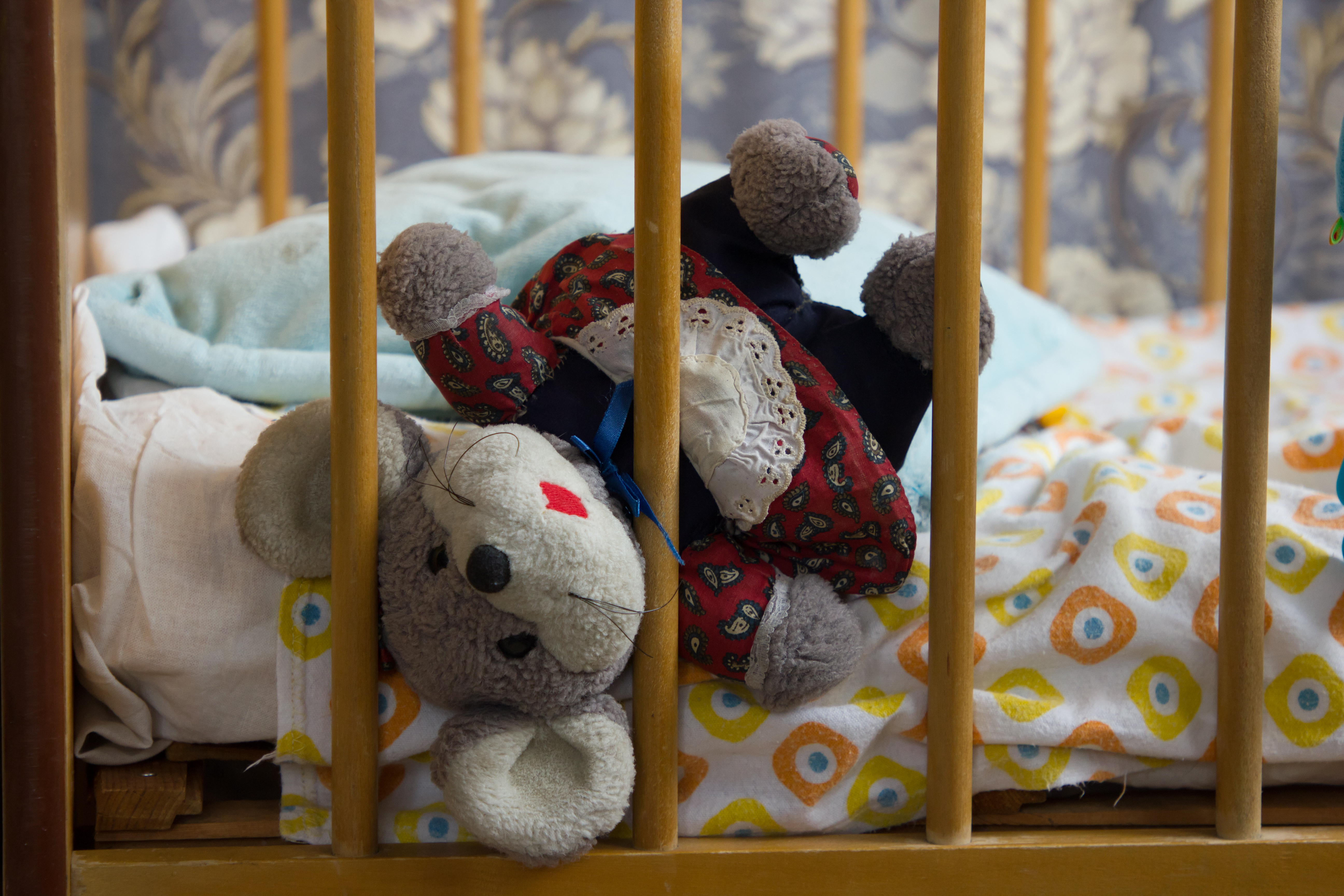 Un ours en peluche à l'intérieur d'un lit d'enfant | Source : Shutterstock