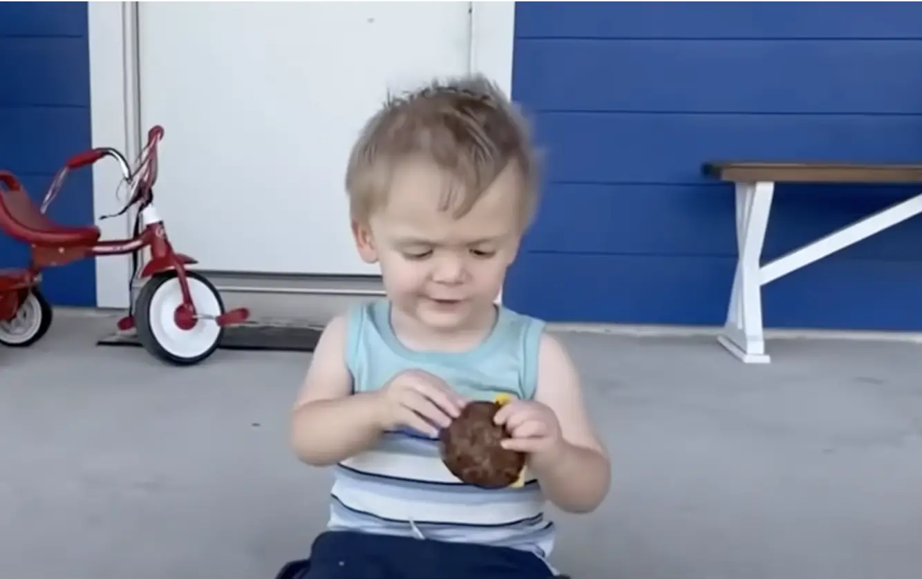 Barrett mangeant un hamburger | Source : Youtube.com/Good Morning America