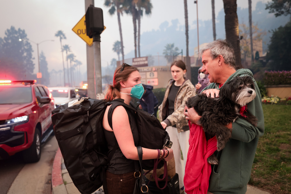 D'autres personnes photographiées en train d'évacuer lors de l'incendie de Palisades, le 7 janvier 2025. | Source : Getty Images