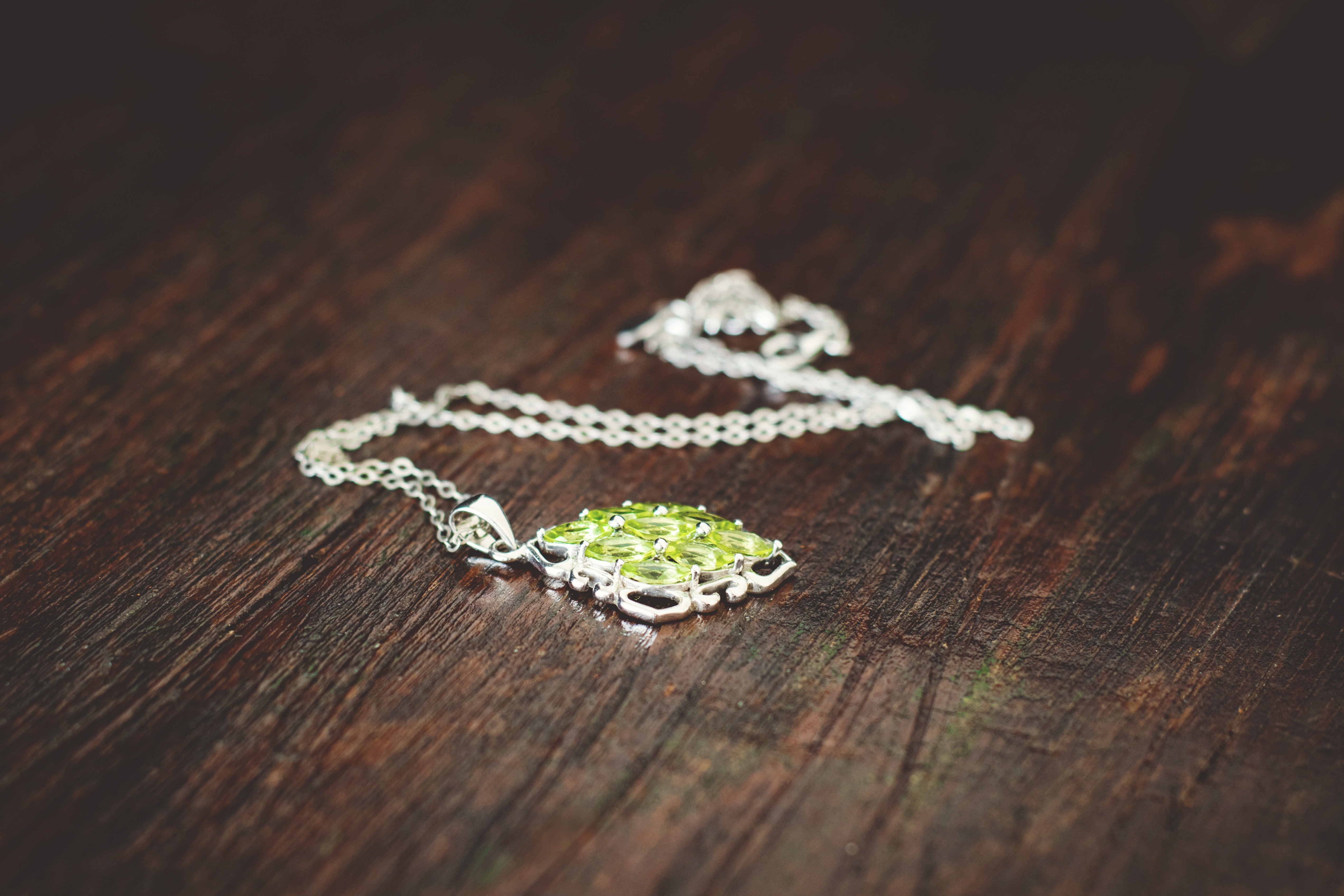 L'homme a remis à Jessica un collier qui, selon lui, a appartenu à sa mère. | Source : Pexels
