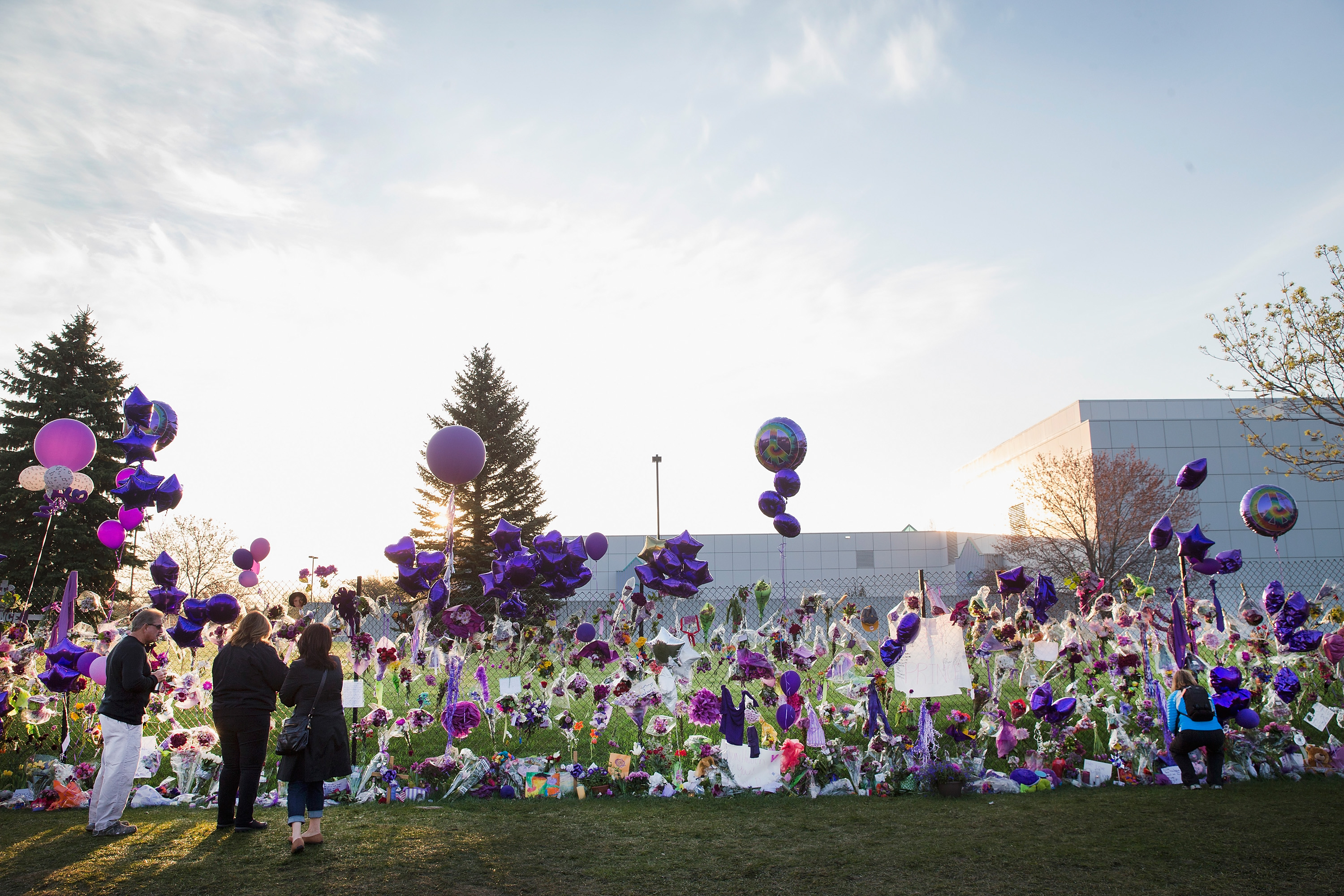 Les fans de Prince visitent son mémorial à l'extérieur de Paisley Park, à Chanhassen, Minnesota, le 23 avril 2016 | Source : Getty Images