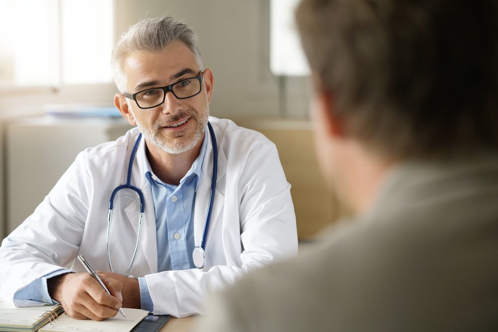 Un docteur parlant a son patient. | Shutterstock