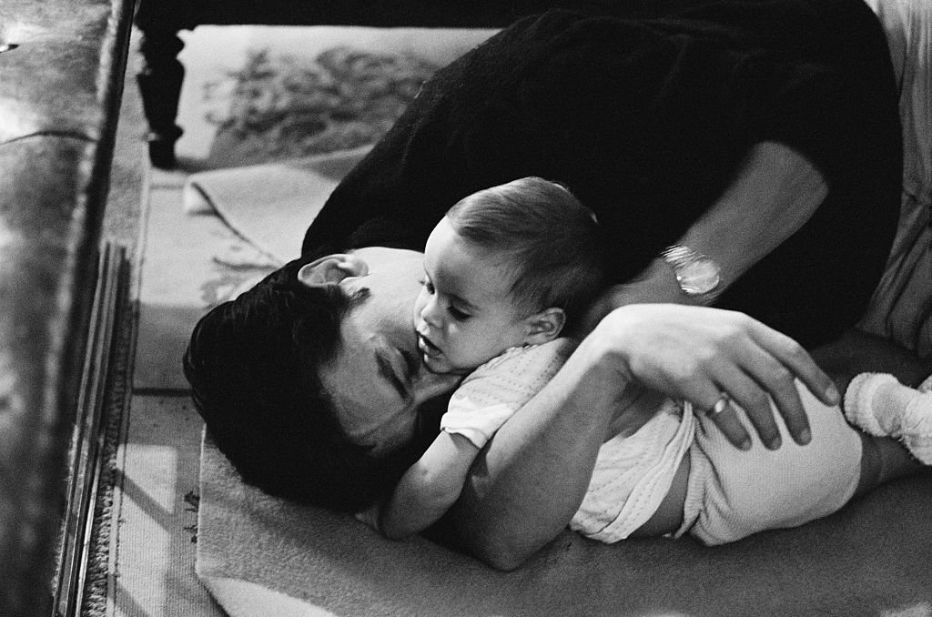Alain Delon et son fils Anthony en France, en 1965 . | Photo : Getty Images