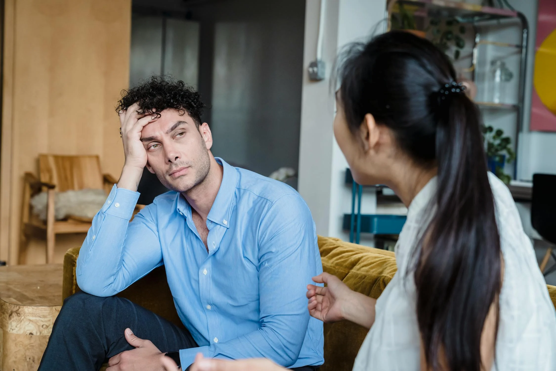 Une femme qui parle à un homme dans son salon | Source : Pexels