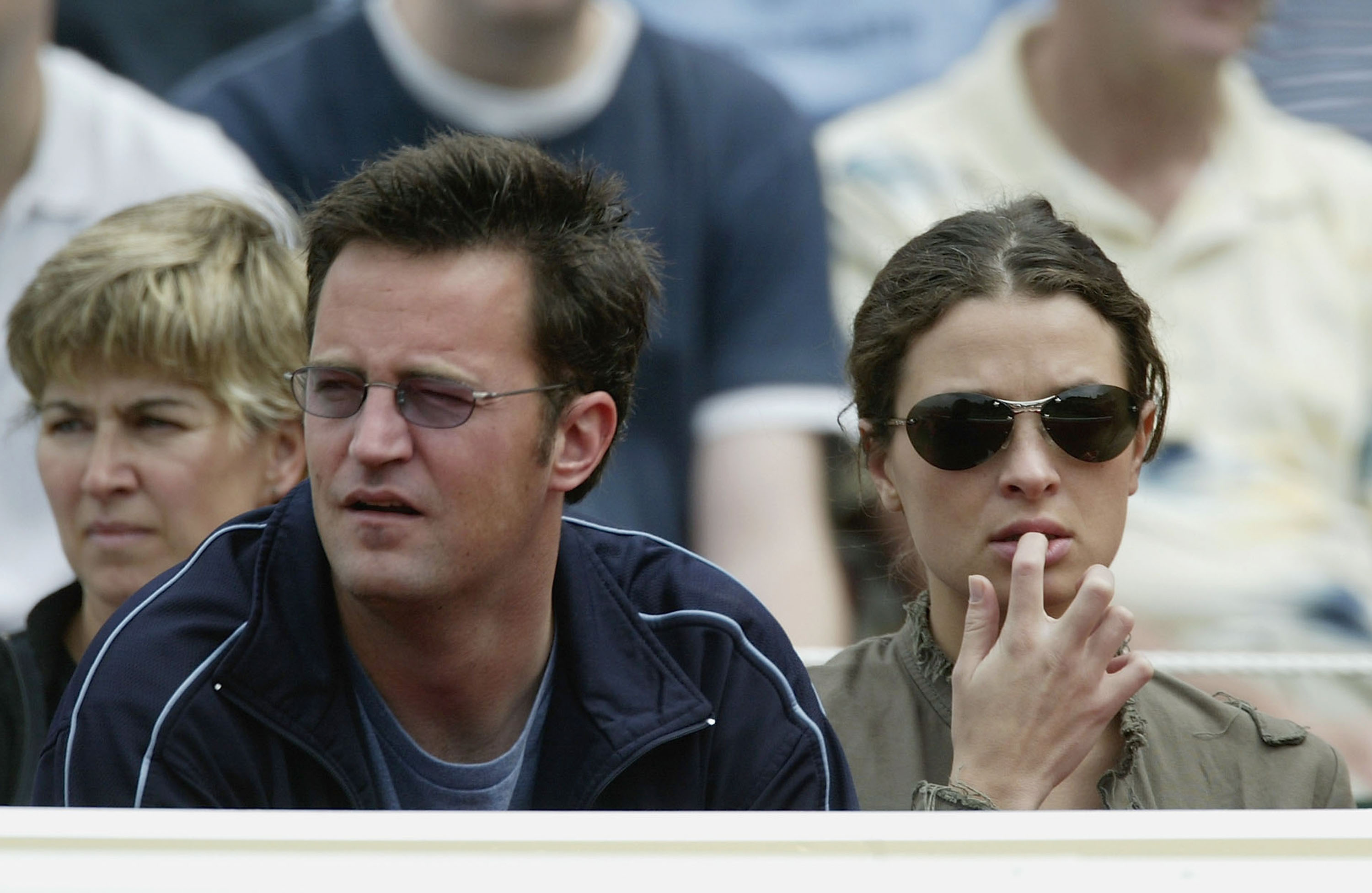 Matthew Perry et Rachel Dunn regardent un match le 10 juin 2003 à Londres, Angleterre | Source : Getty Images