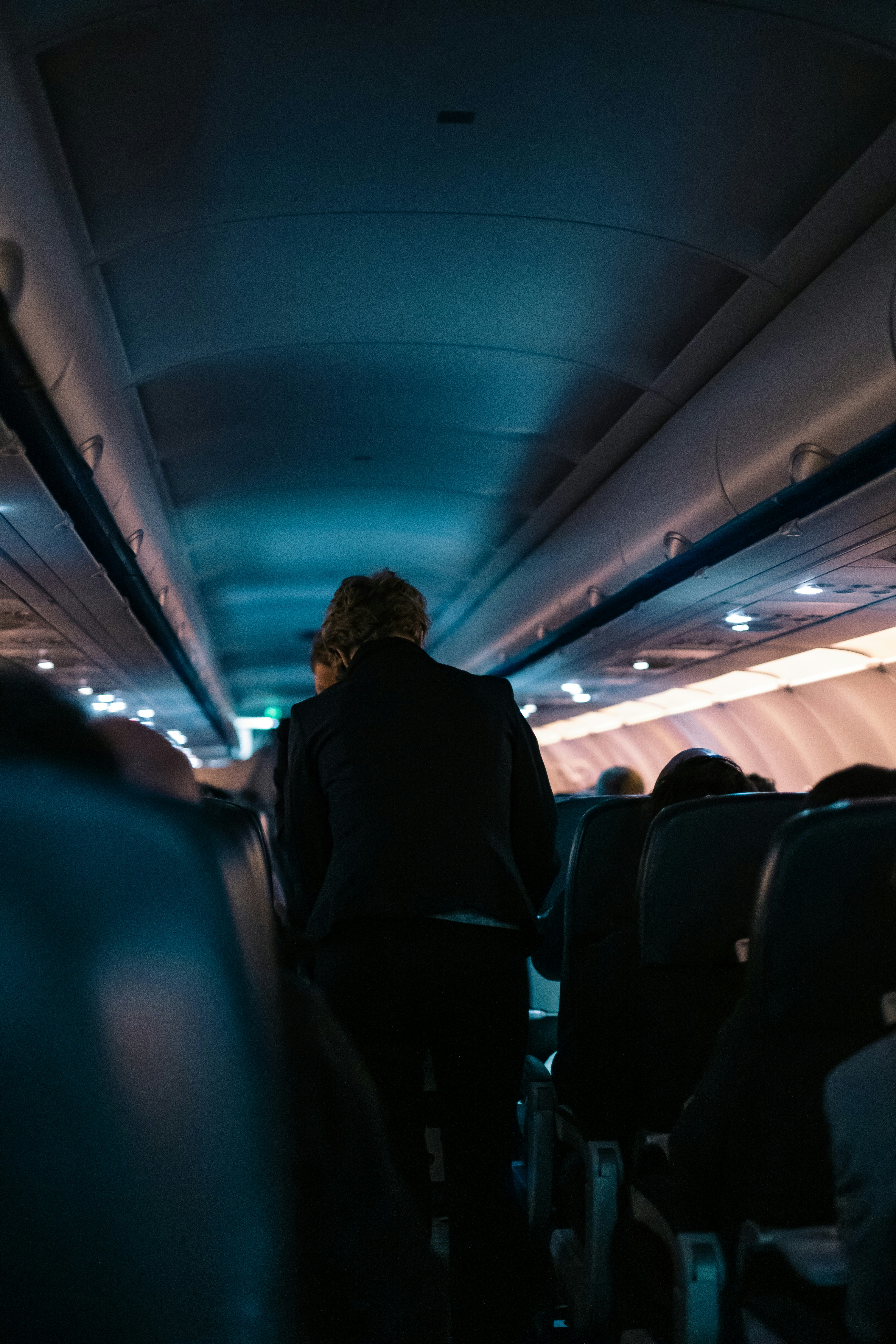 Un homme à l'intérieur d'un avion | Source : Unsplash