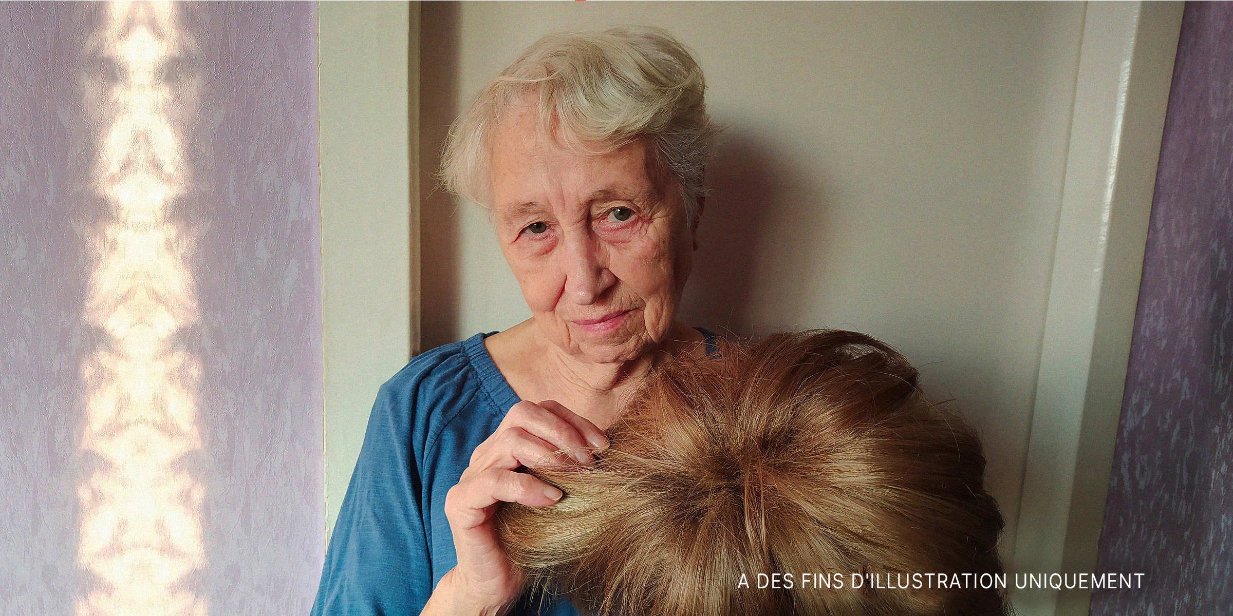 Une femme âgée montrant sa perruque. | Source : Shutterstock