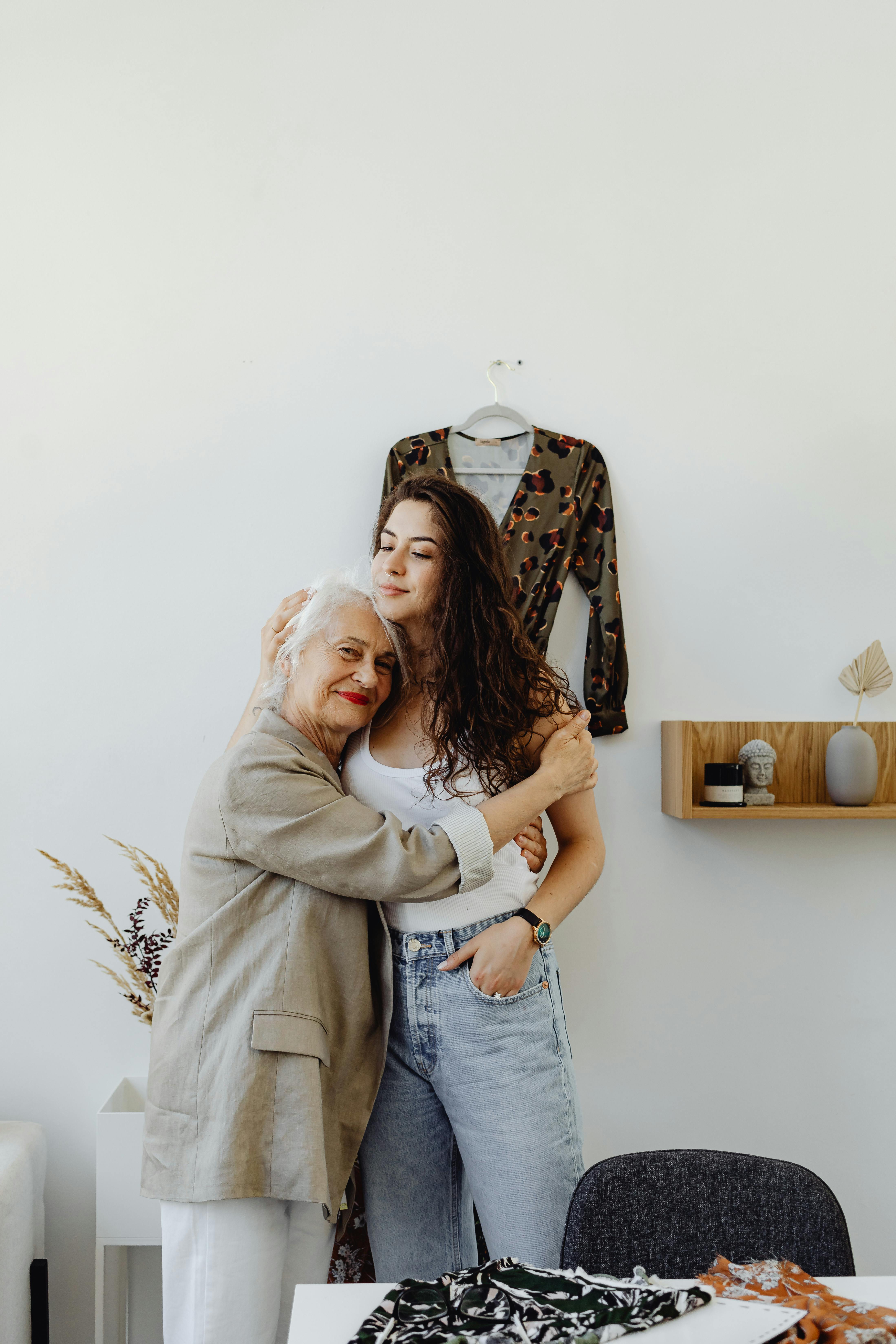 Une jeune femme à l'air contrariée étreint une femme plus âgée | Source : Pexels