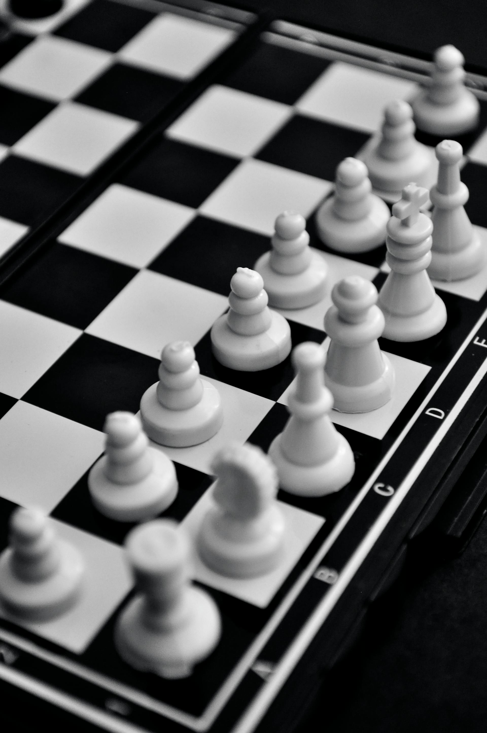 Gros plan sur des pièces d'échecs sur un échiquier | Source : Pexels