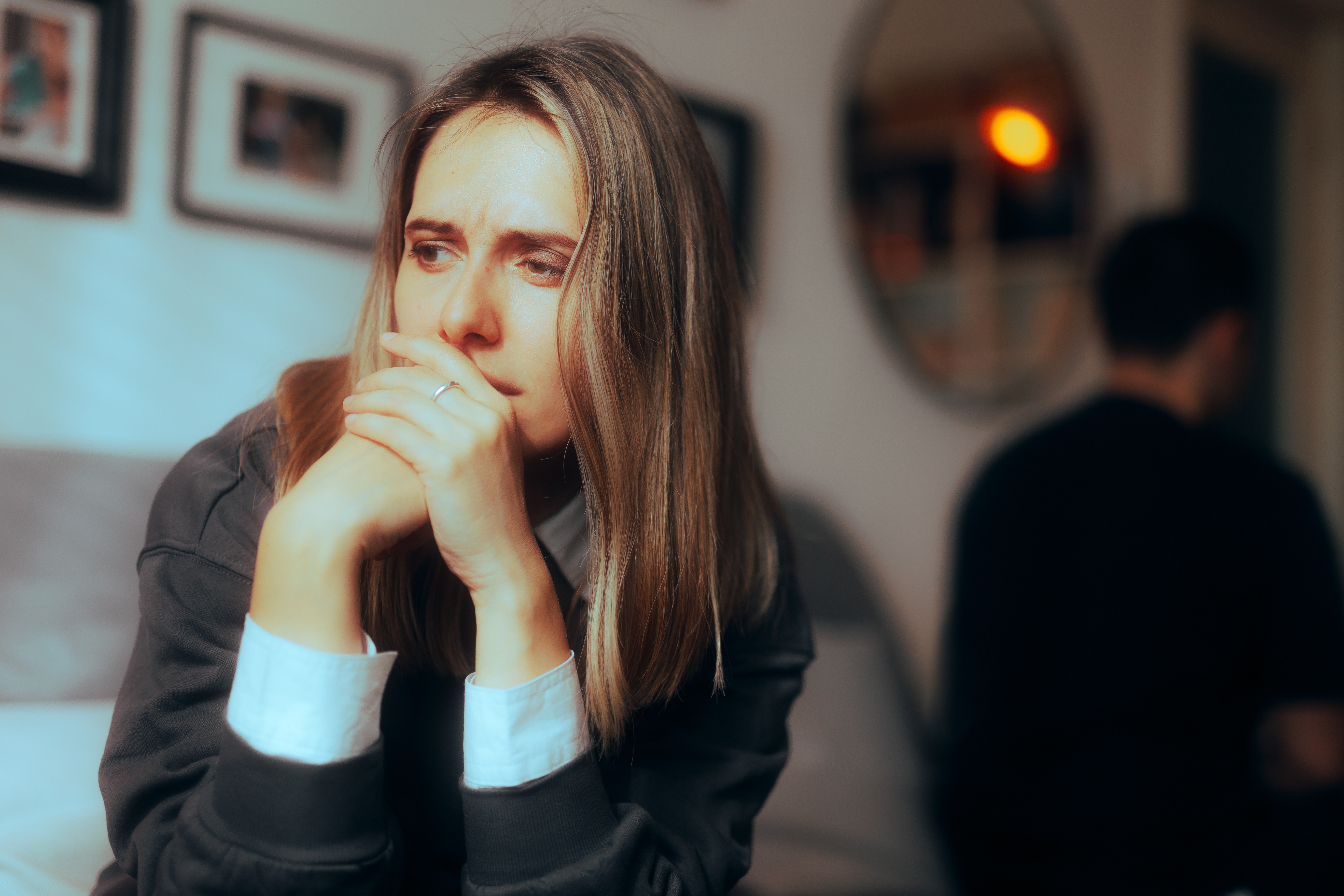 Une femme assise seule après une dispute avec son mari | Source : Shutterstock