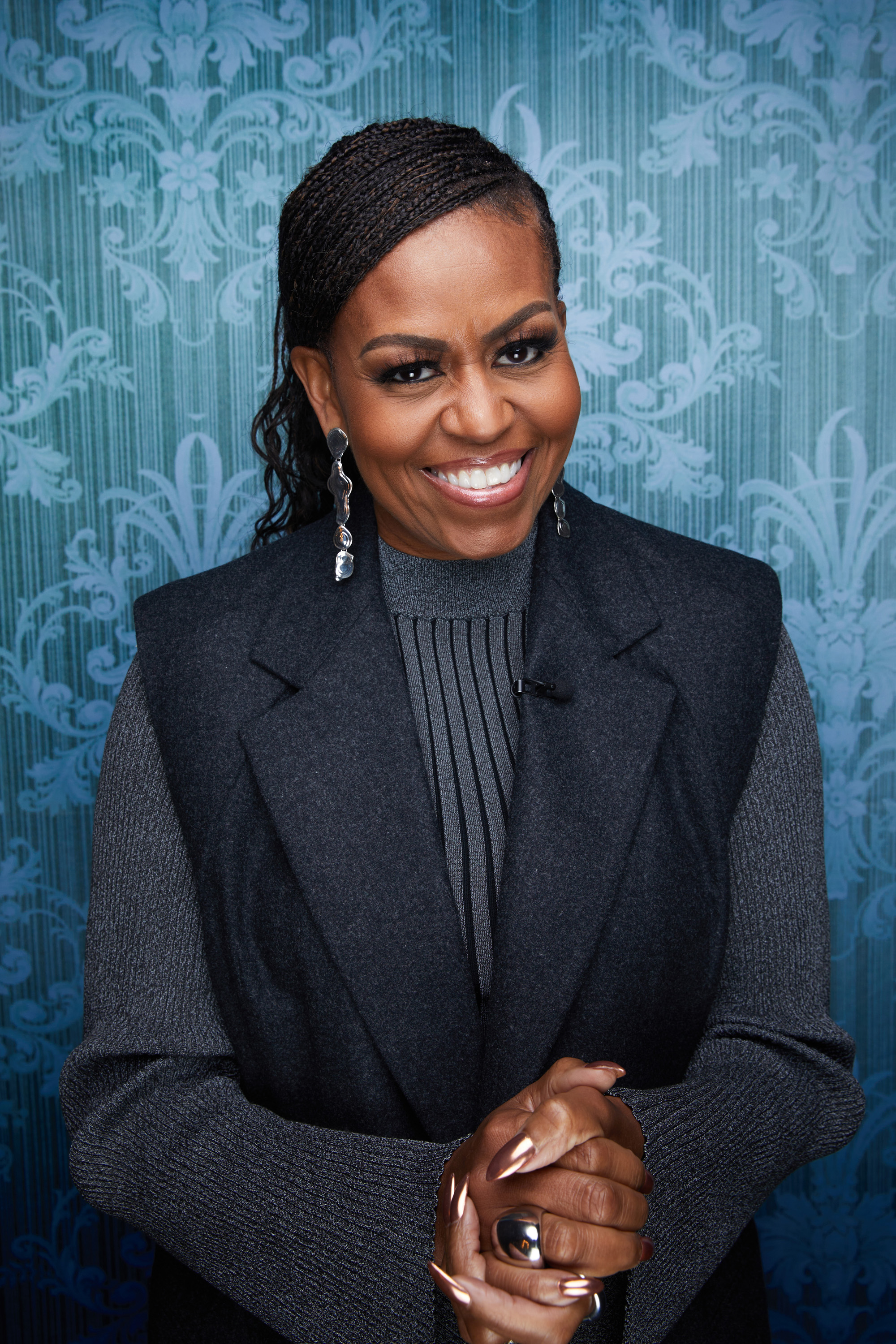 Le contraste est devenu plus flagrant après son passage à la Maison Blanche, quand Michelle a pu commencer à porter des tresses sans que ça soit plus une question de calcul politique. Ce qui pouvait autrefois sembler controversé pouvait désormais faire partie de son style perso, tout simplement. | Source : Getty Images