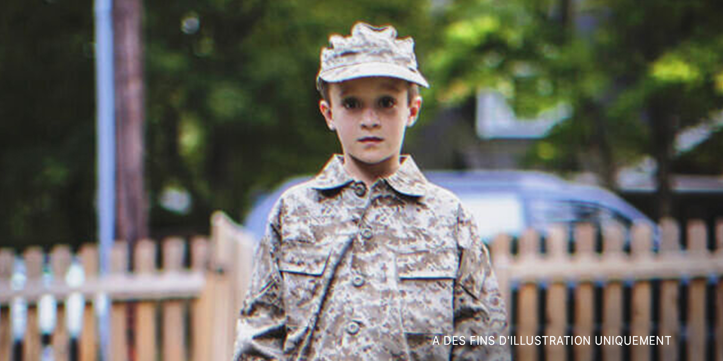 Garçon en uniforme militaire. | Source : Getty Images